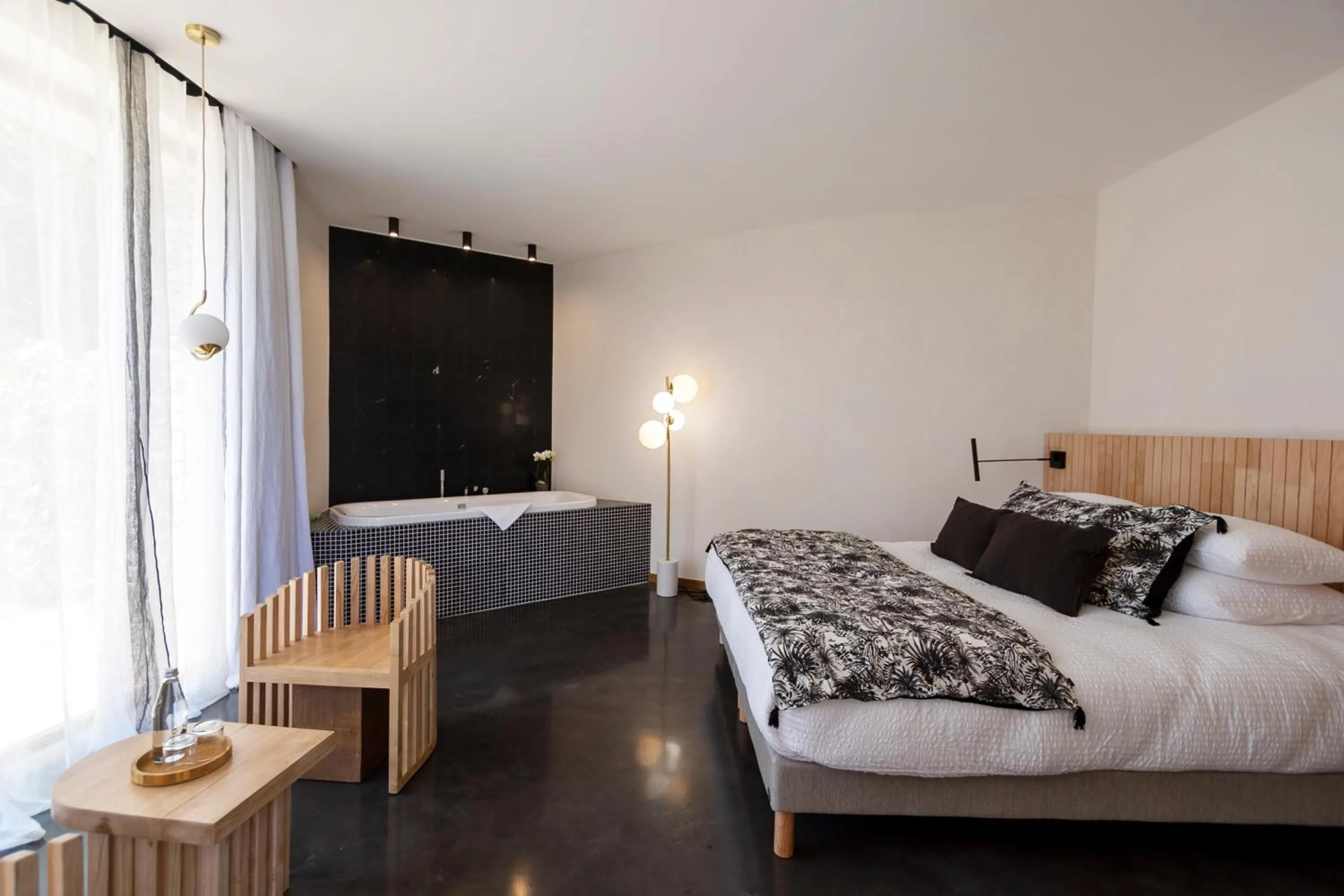 Photo of the whole room, Bed in A SPERANZA Suites avec piscine privative chauffée