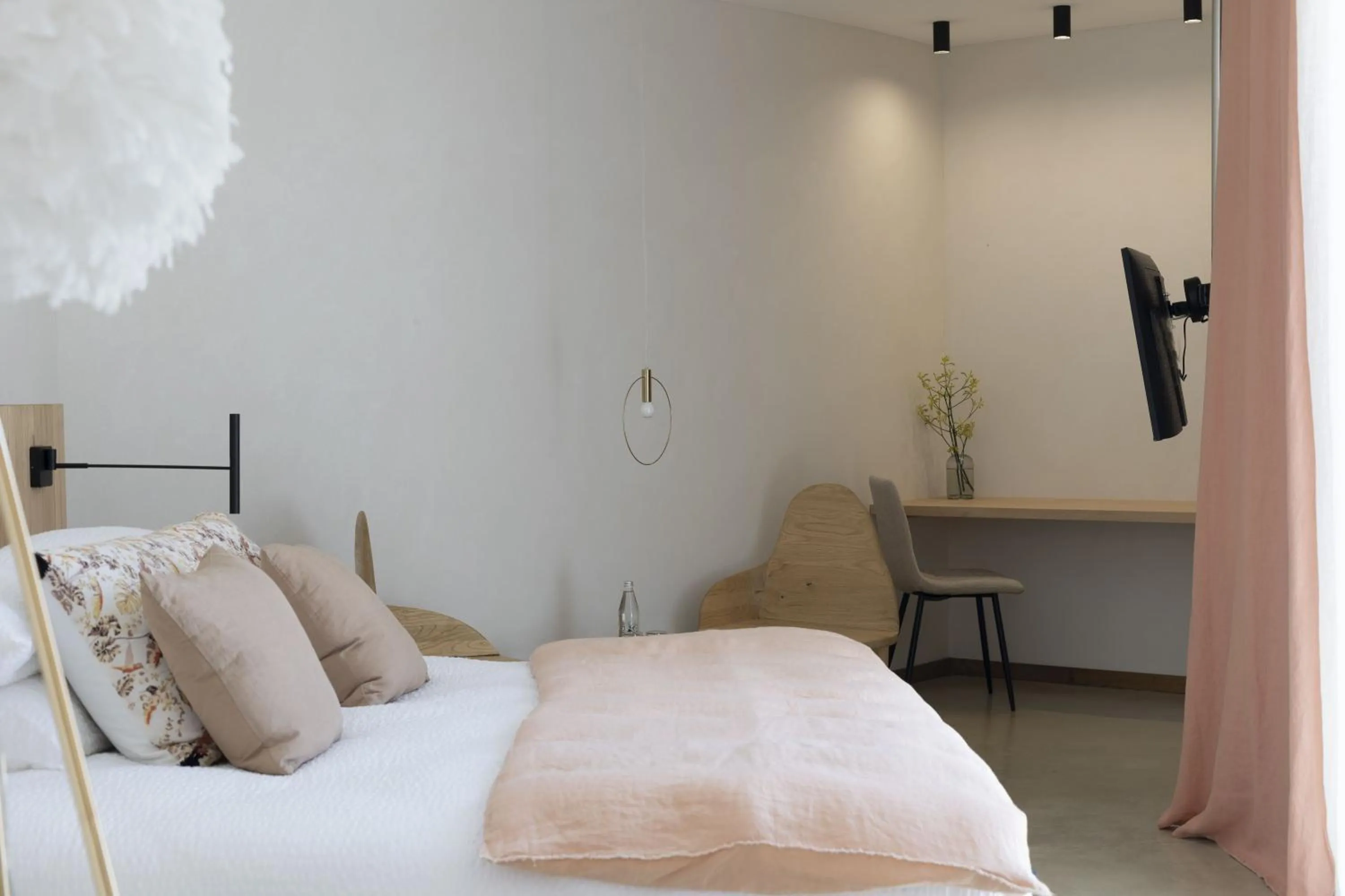 Photo of the whole room, Bed in A SPERANZA Suites avec piscine privative chauffée