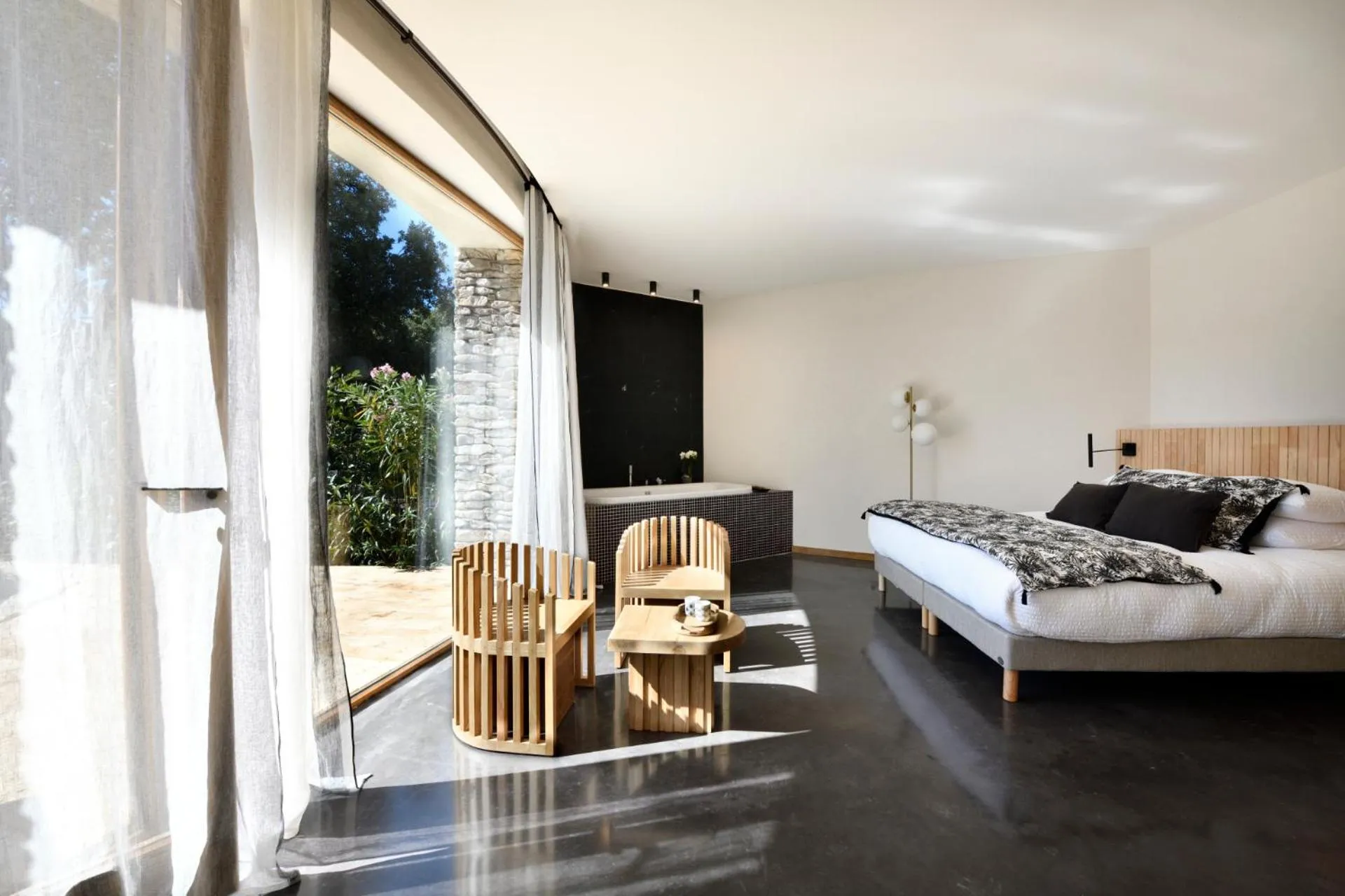 Photo of the whole room, Bed in A SPERANZA Suites avec piscine privative chauffée