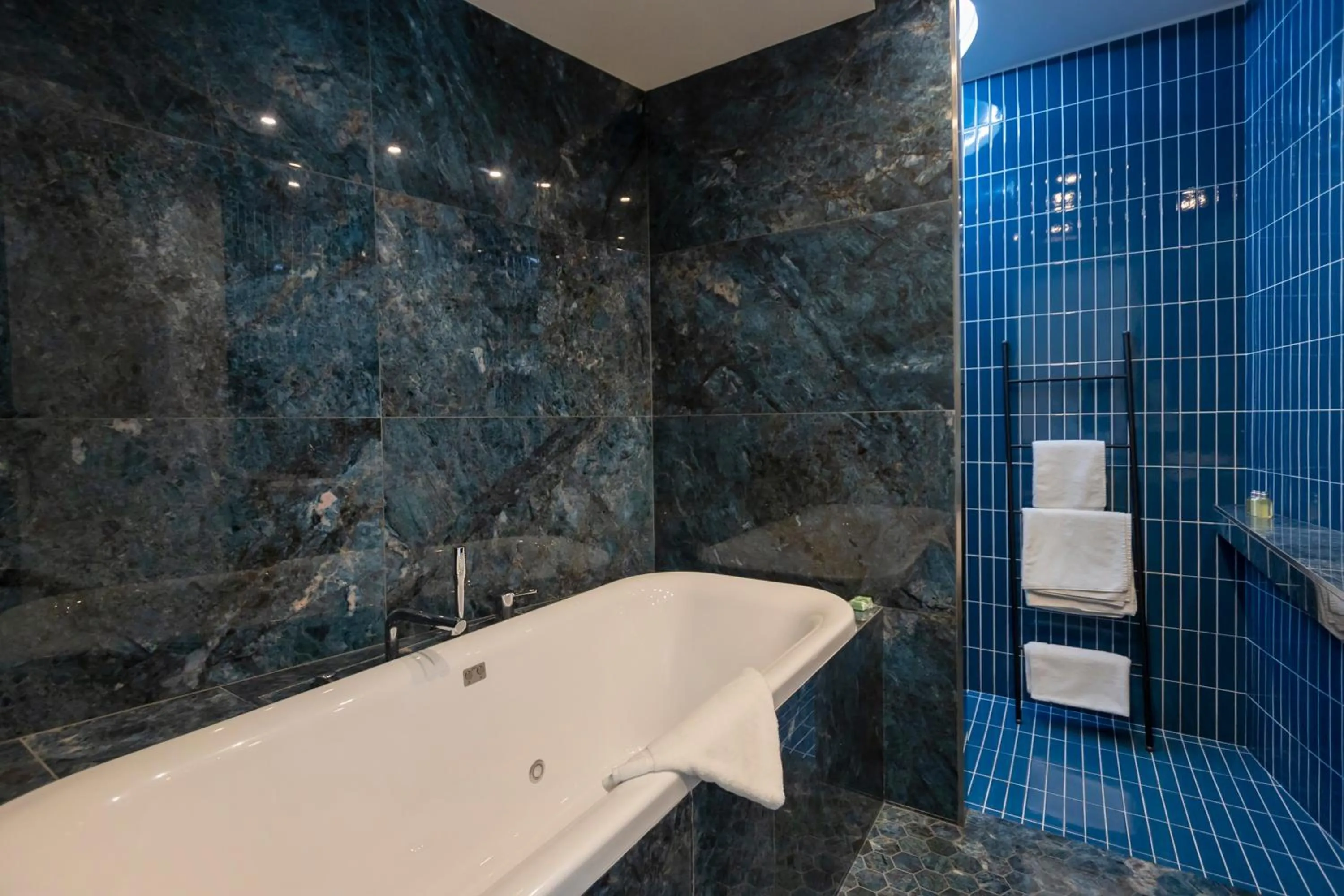 Bathroom in A SPERANZA Suites avec piscine privative chauffée