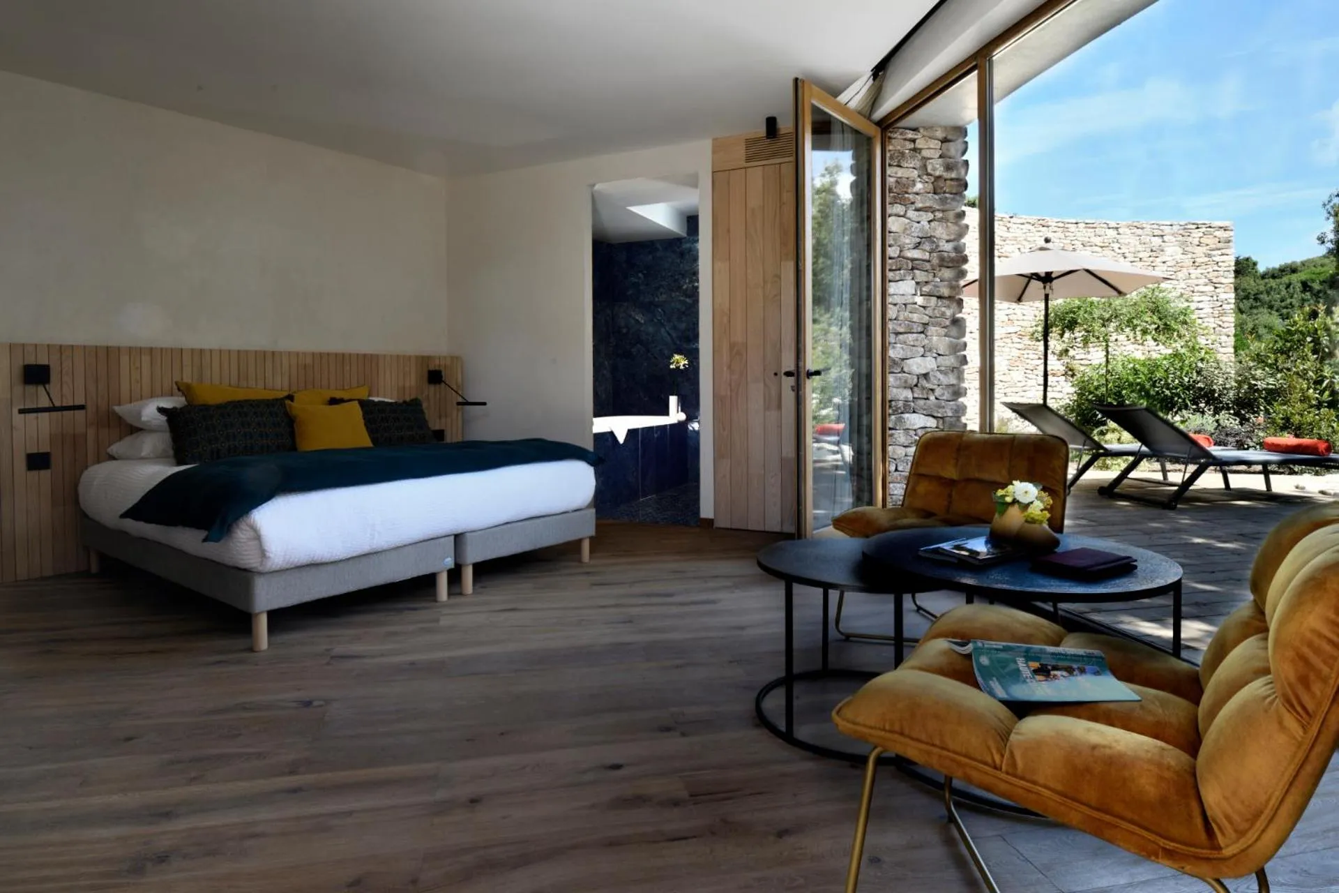 Photo of the whole room, Bed in A SPERANZA Suites avec piscine privative chauffée