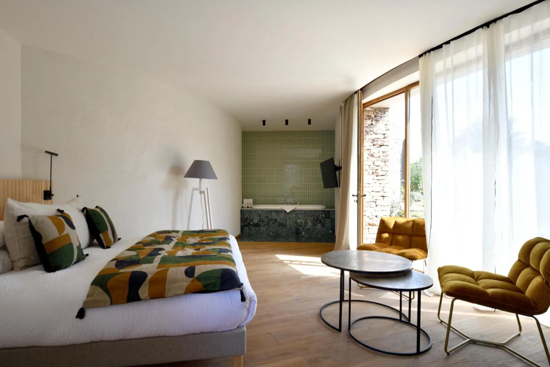 Photo of the whole room, Bed in A SPERANZA Suites avec piscine privative chauffée