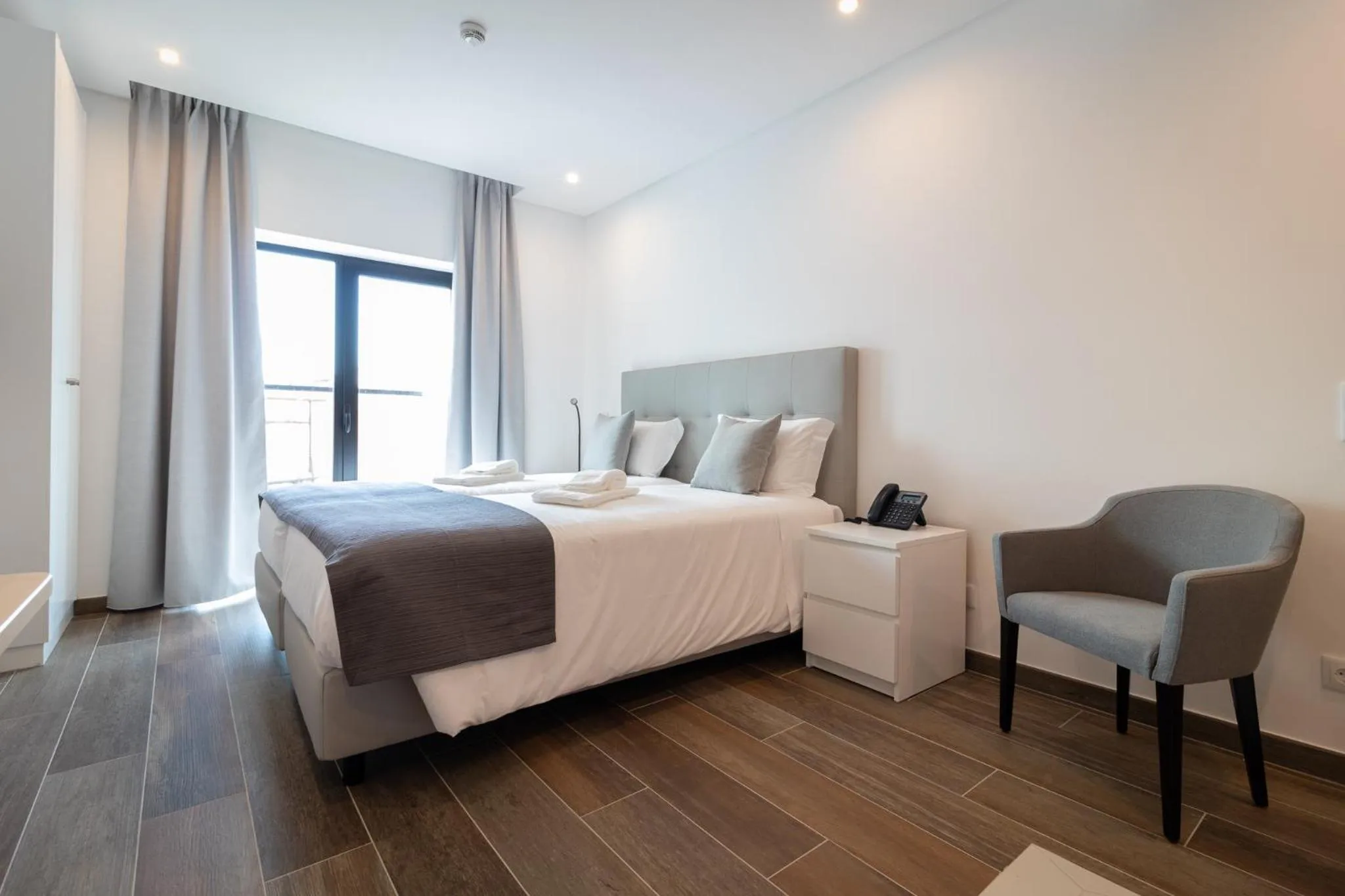 Bedroom, Bed in Roots Hotel