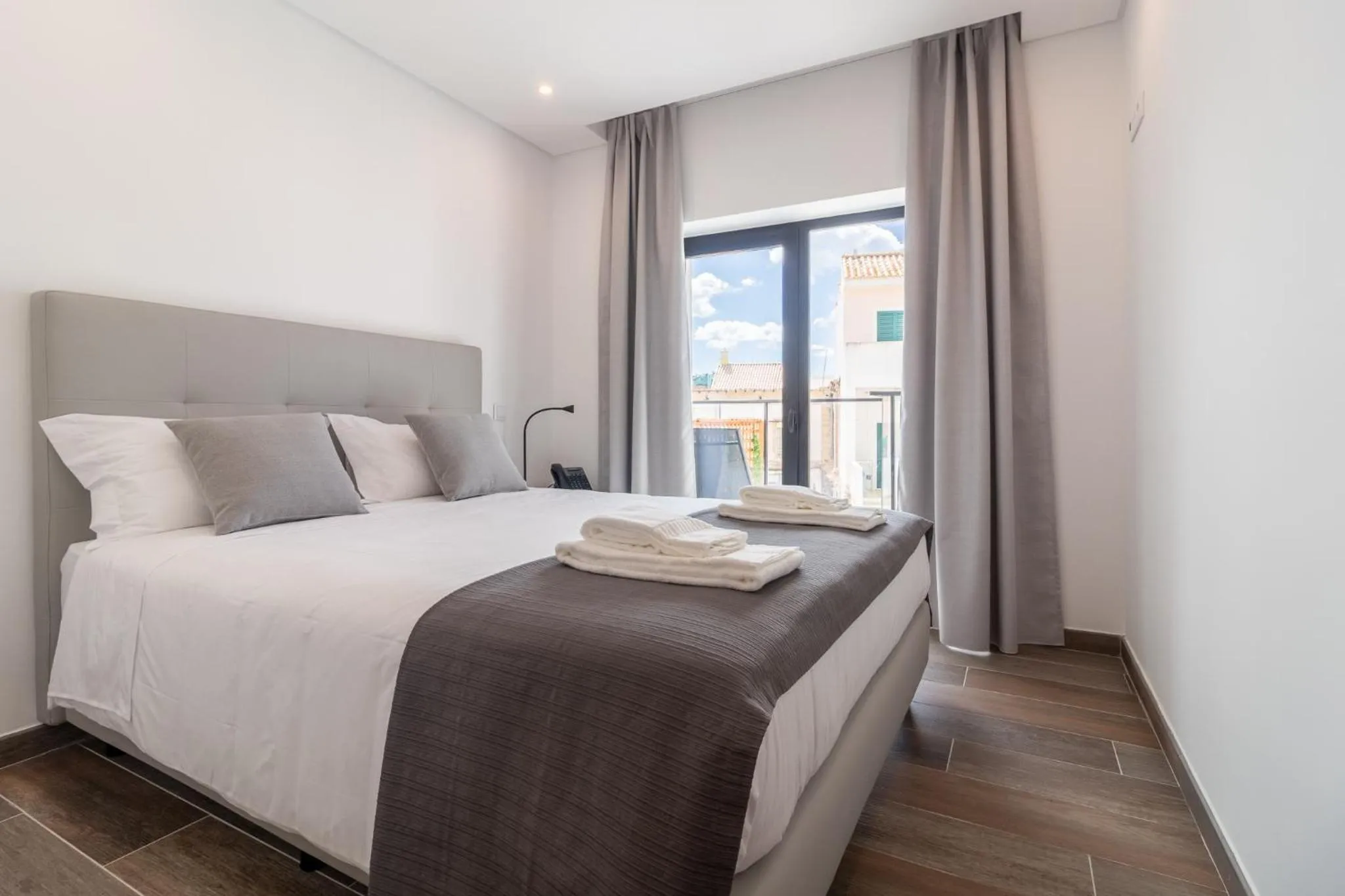 Bedroom, Bed in Roots Hotel