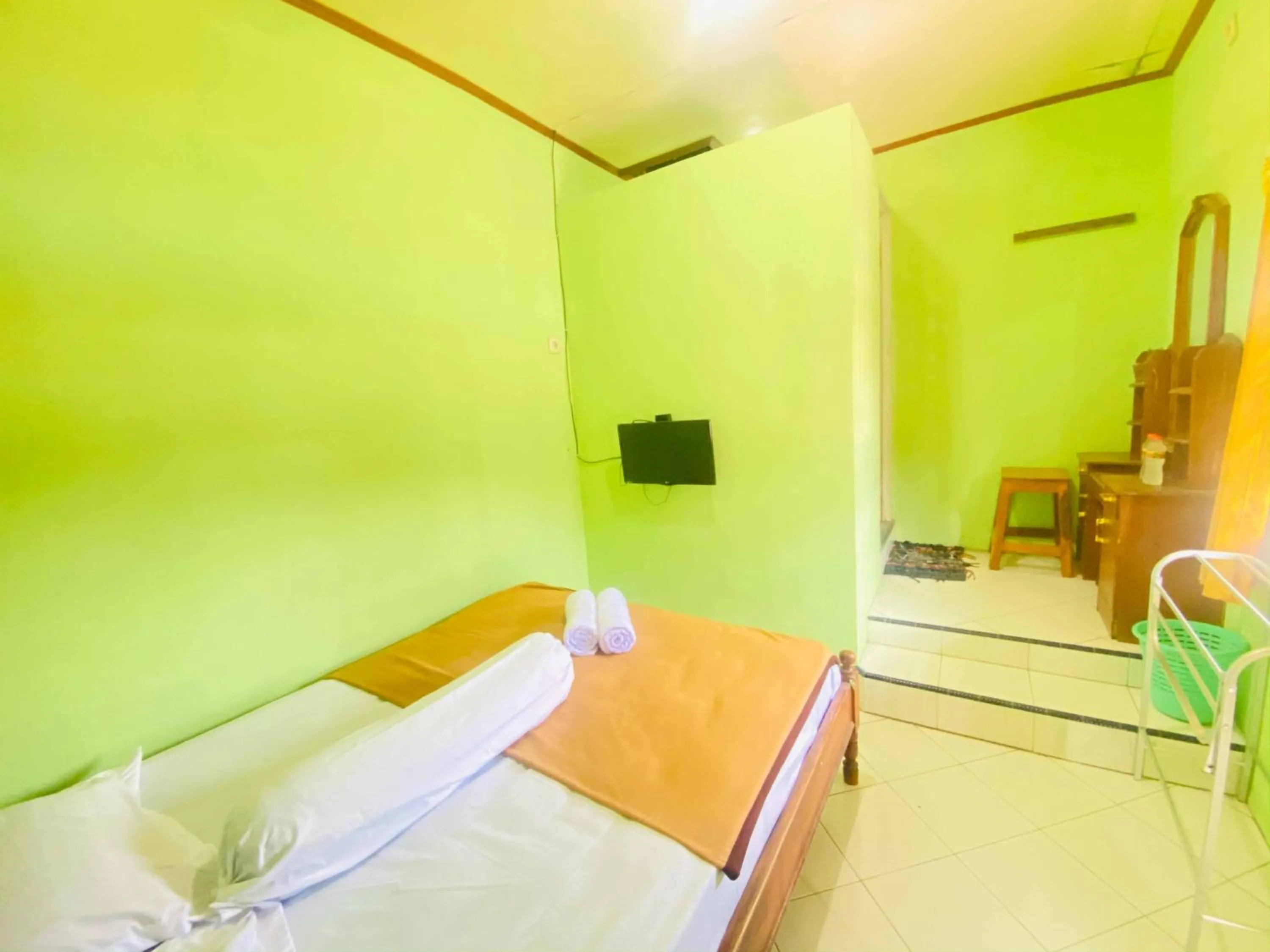Bedroom, Bed in Hotel Gerung 1 near Alun Alun Nganjuk Mitra RedDoorz