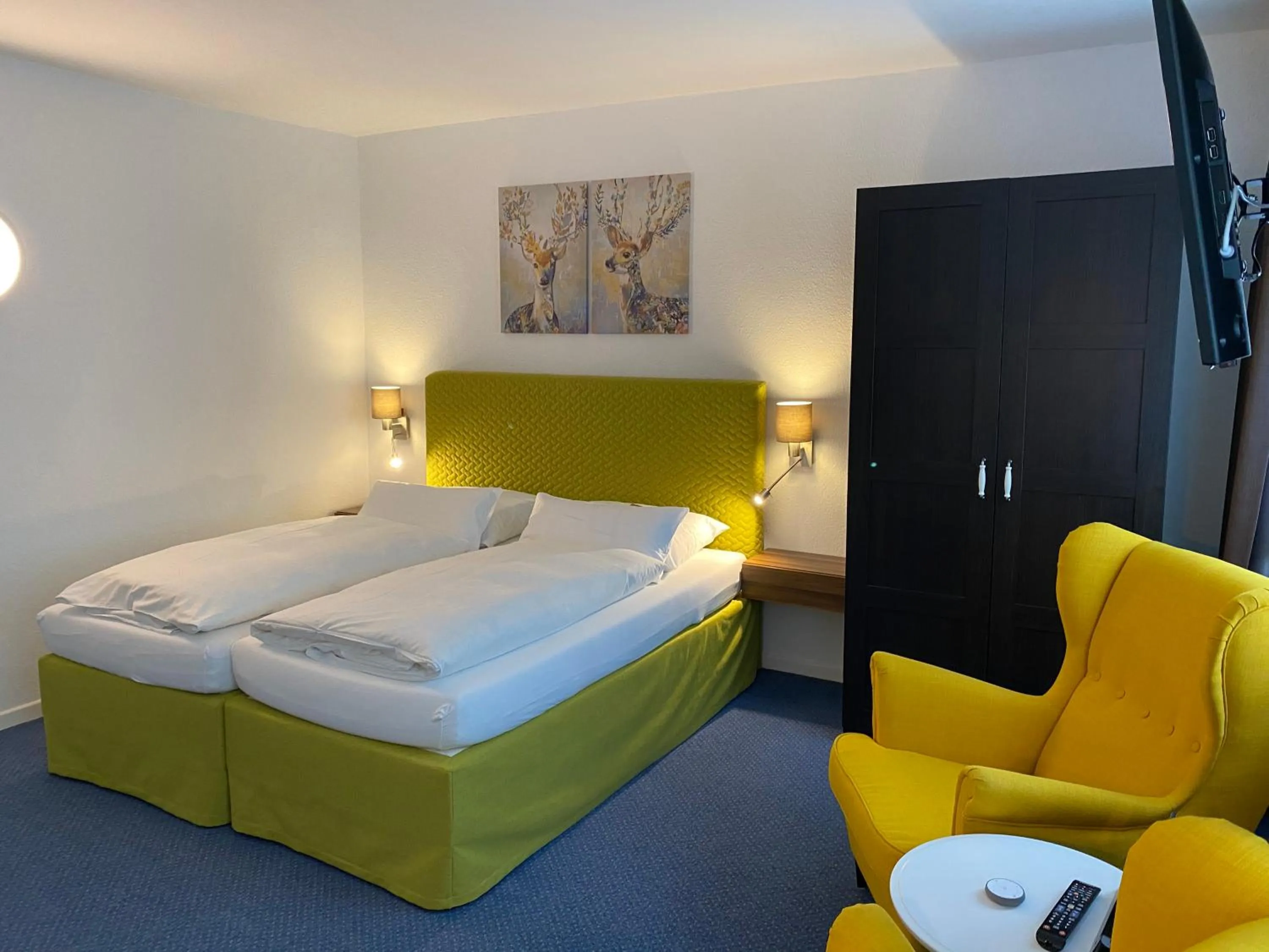 Living room, Bed in Hotel Haus am Hochwald