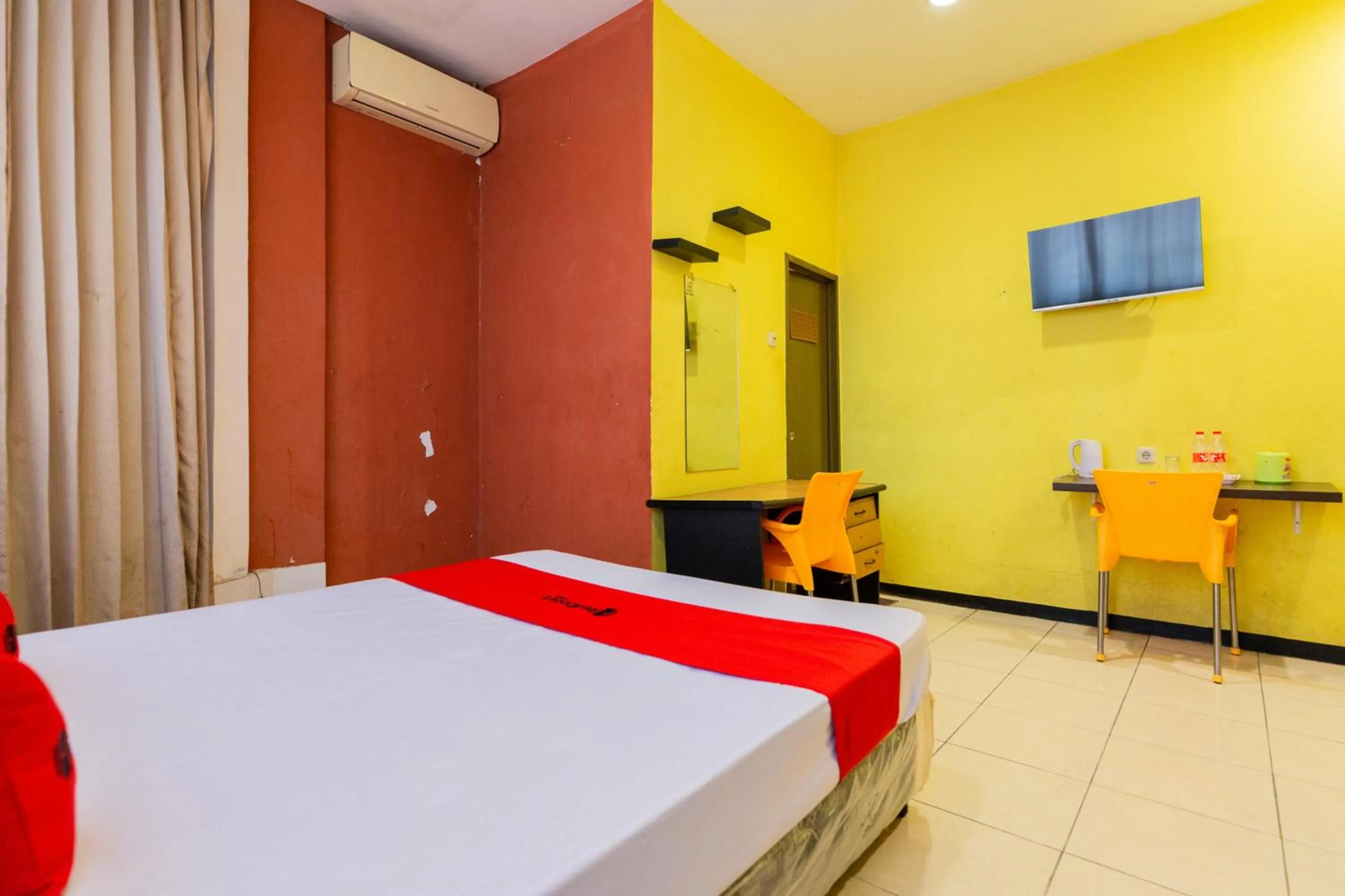 Bedroom, Bed in RedDoorz at Sparkling Hotel near Stasiun Gubeng Surabaya