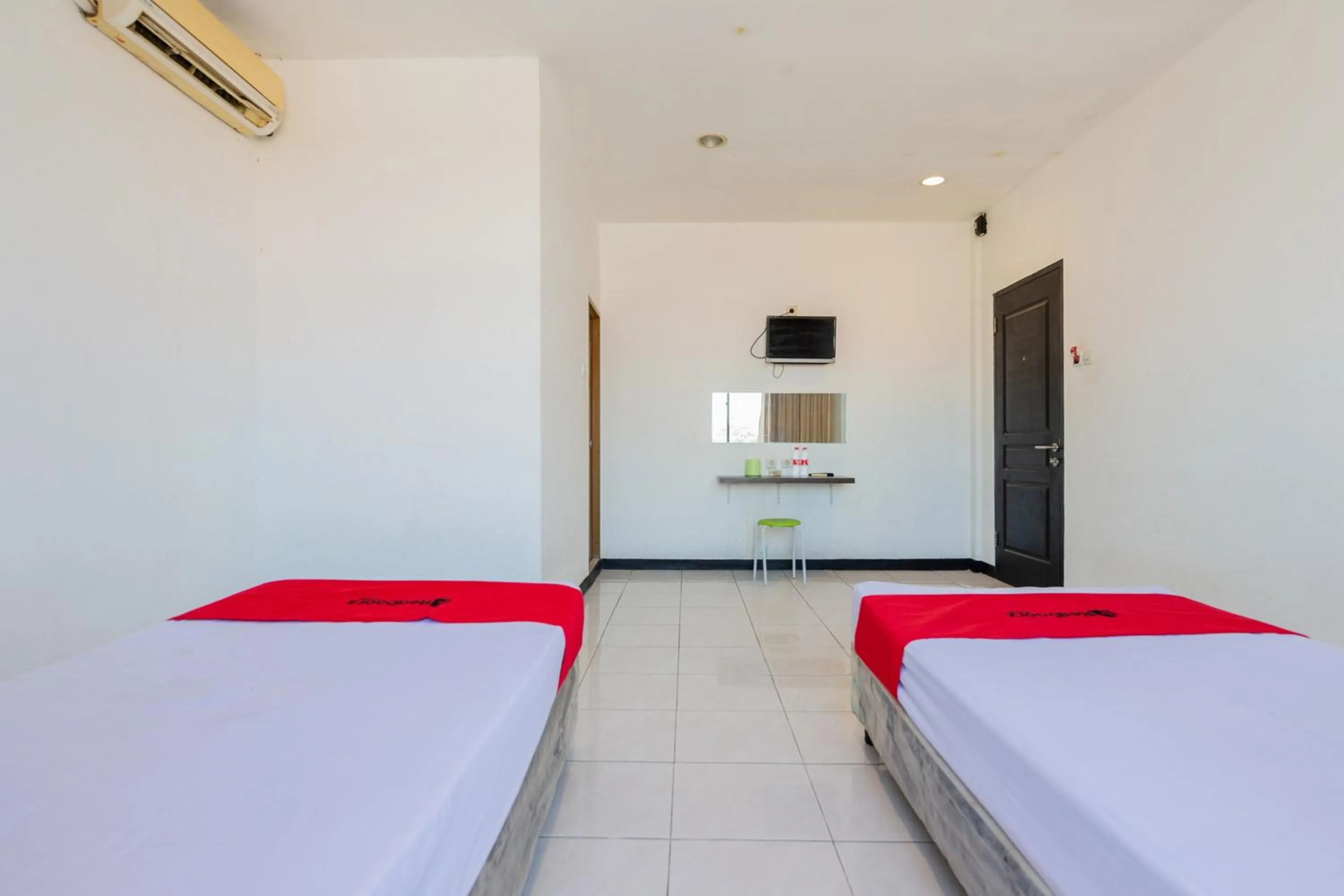 Bedroom, Bed in RedDoorz at Sparkling Hotel near Stasiun Gubeng Surabaya