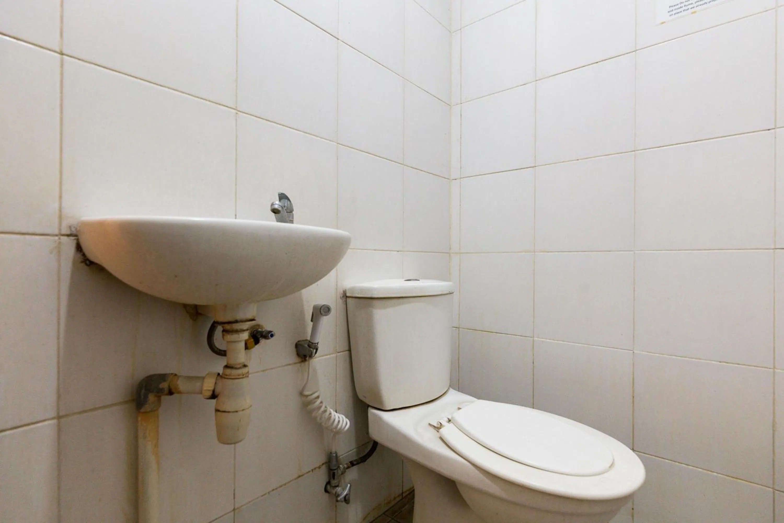 Bathroom in RedDoorz at Sparkling Hotel near Stasiun Gubeng Surabaya