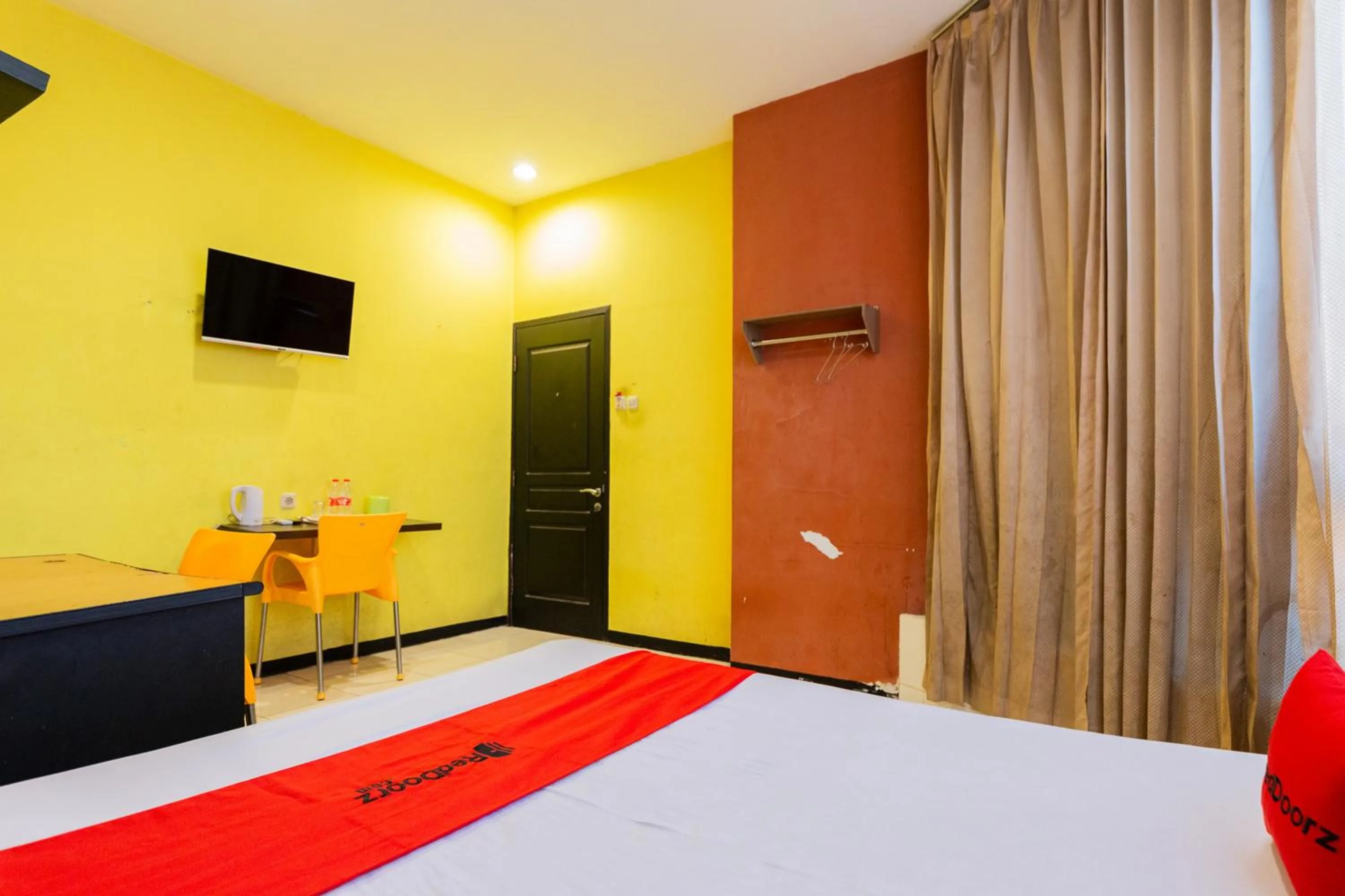 Bedroom, Bed in RedDoorz at Sparkling Hotel near Stasiun Gubeng Surabaya