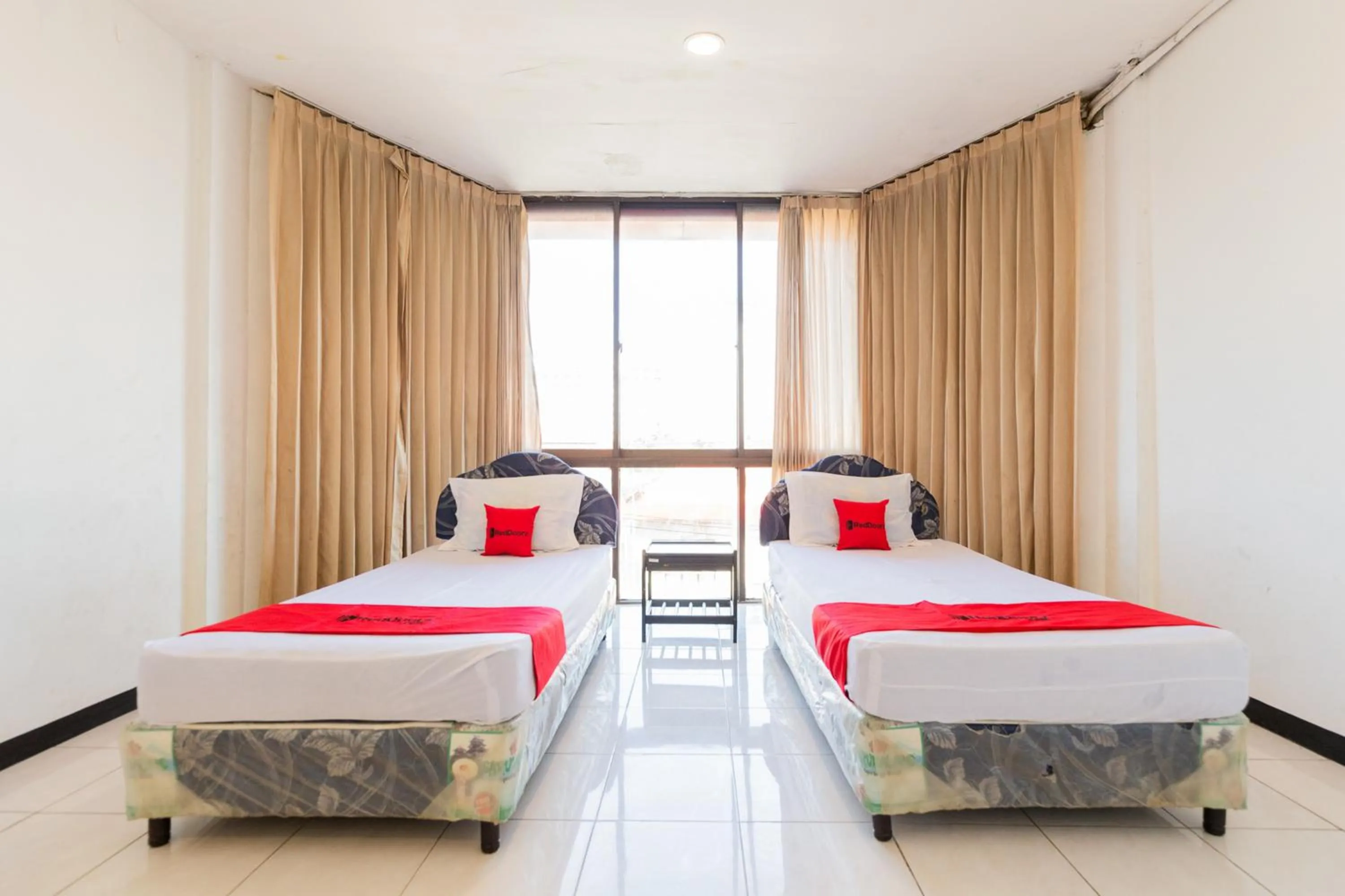 Bedroom, Bed in RedDoorz at Sparkling Hotel near Stasiun Gubeng Surabaya