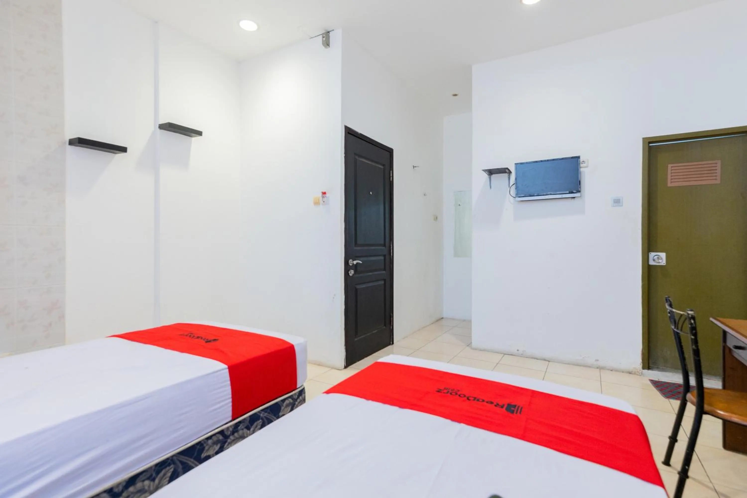 Bedroom, Bed in RedDoorz at Sparkling Hotel near Stasiun Gubeng Surabaya