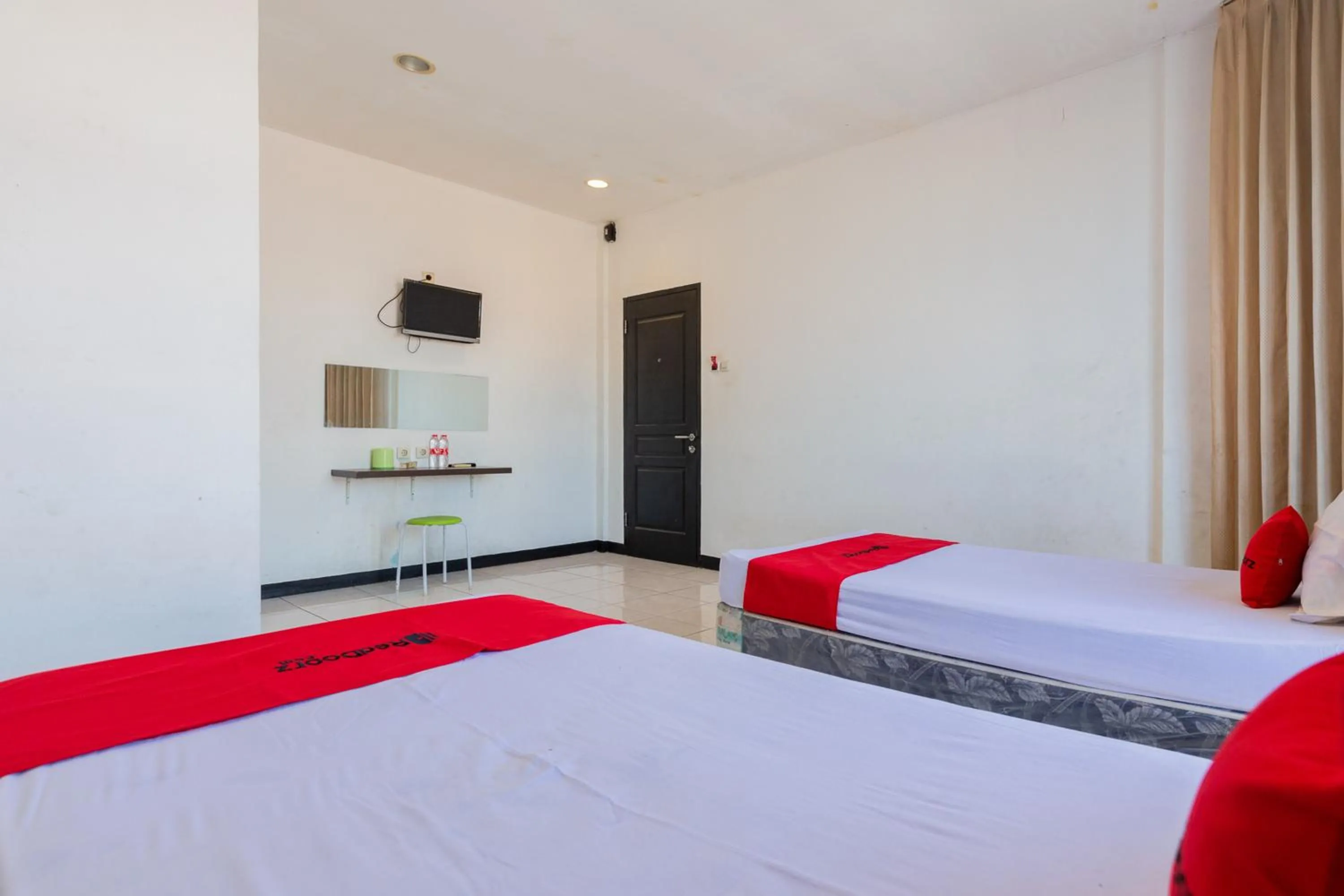 Bedroom, Bed in RedDoorz at Sparkling Hotel near Stasiun Gubeng Surabaya