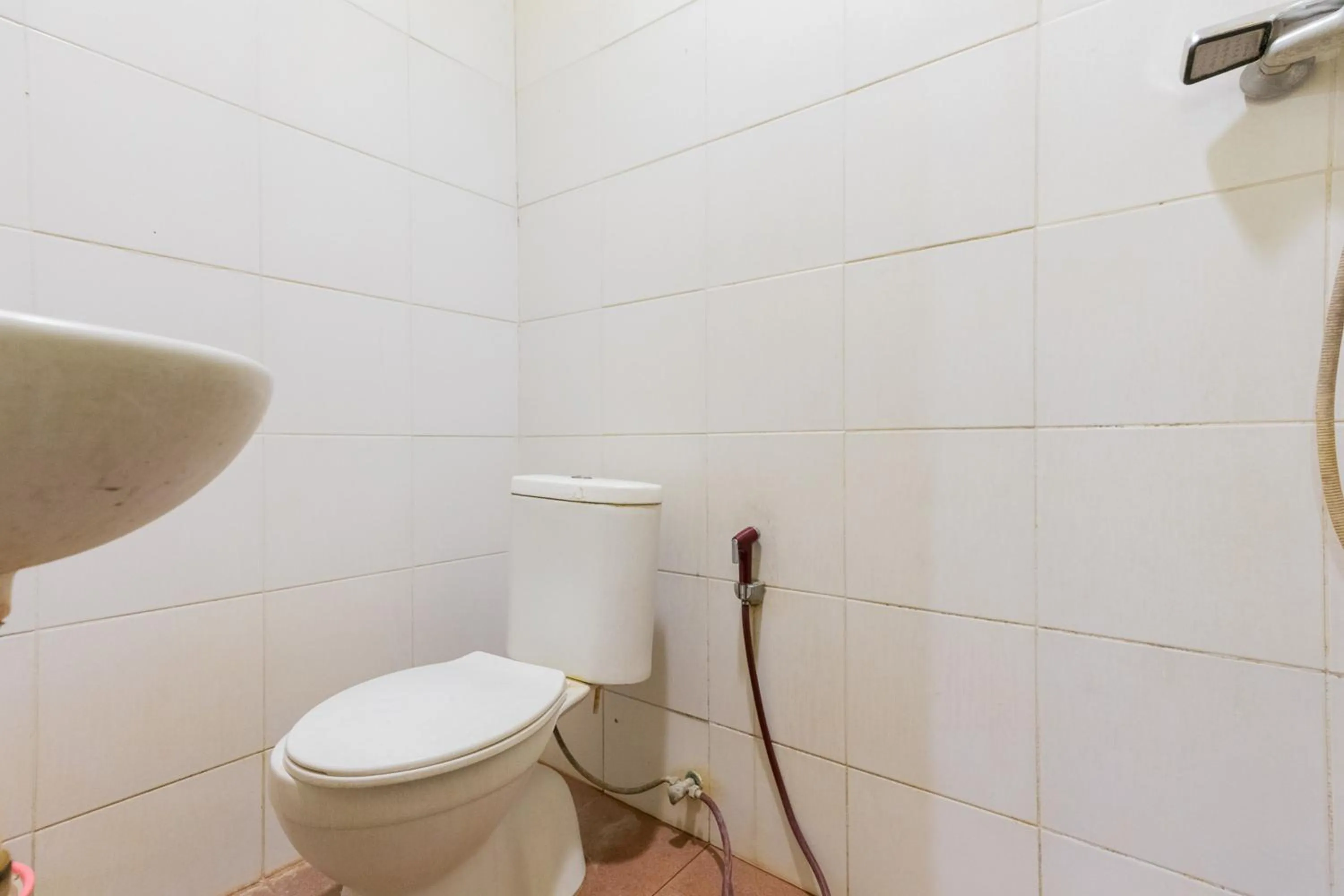 Bathroom in RedDoorz at Sparkling Hotel near Stasiun Gubeng Surabaya