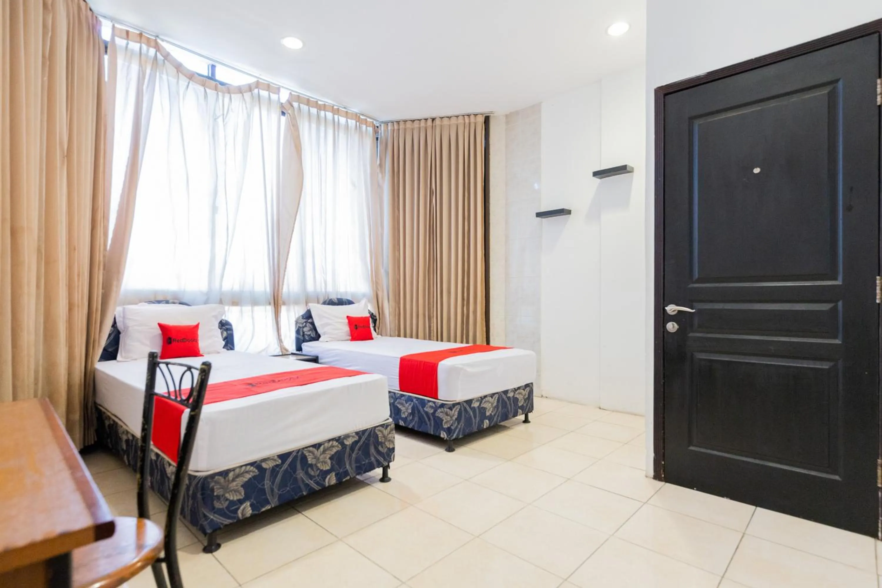Bedroom, Bed in RedDoorz at Sparkling Hotel near Stasiun Gubeng Surabaya