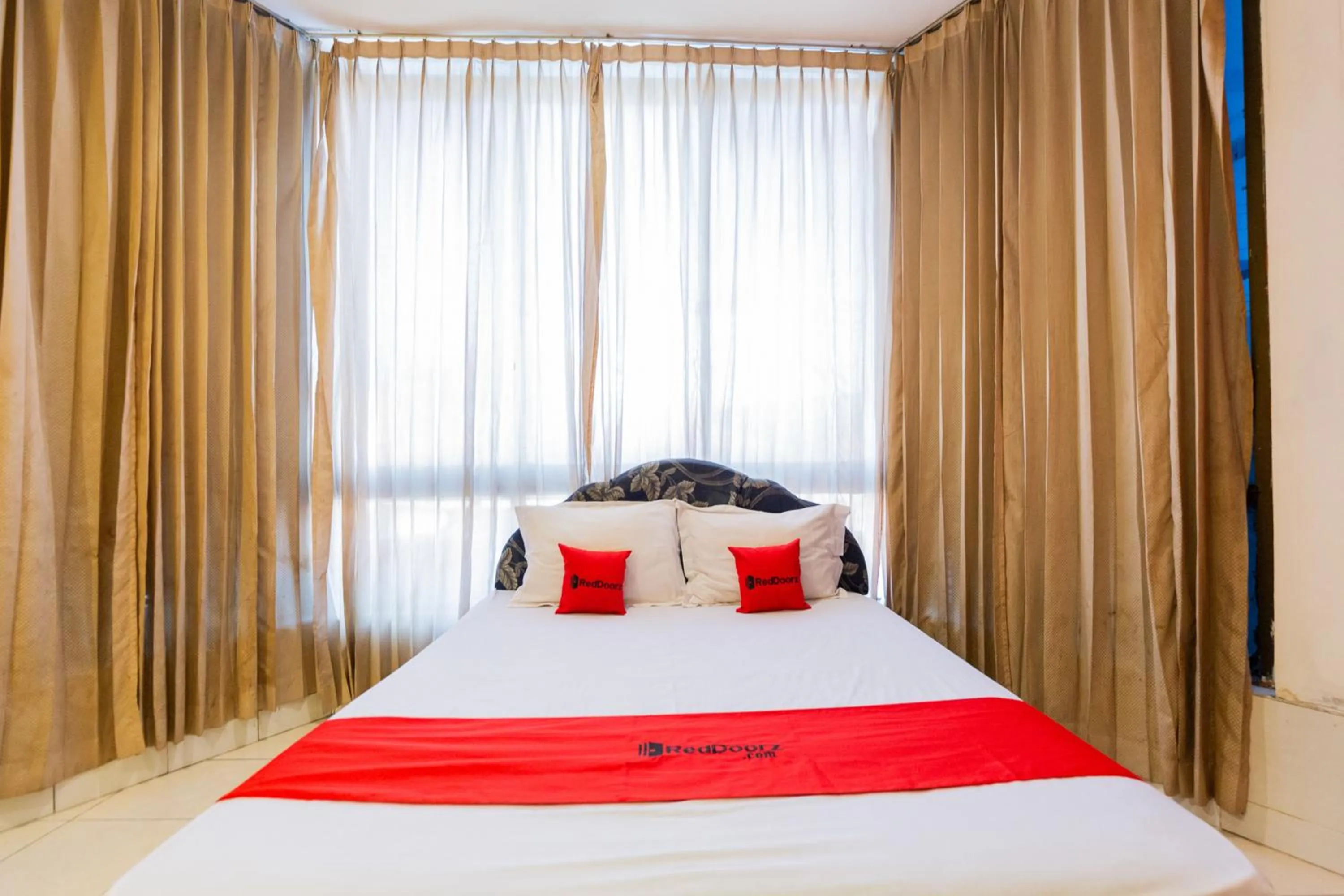 Bedroom, Bed in RedDoorz at Sparkling Hotel near Stasiun Gubeng Surabaya