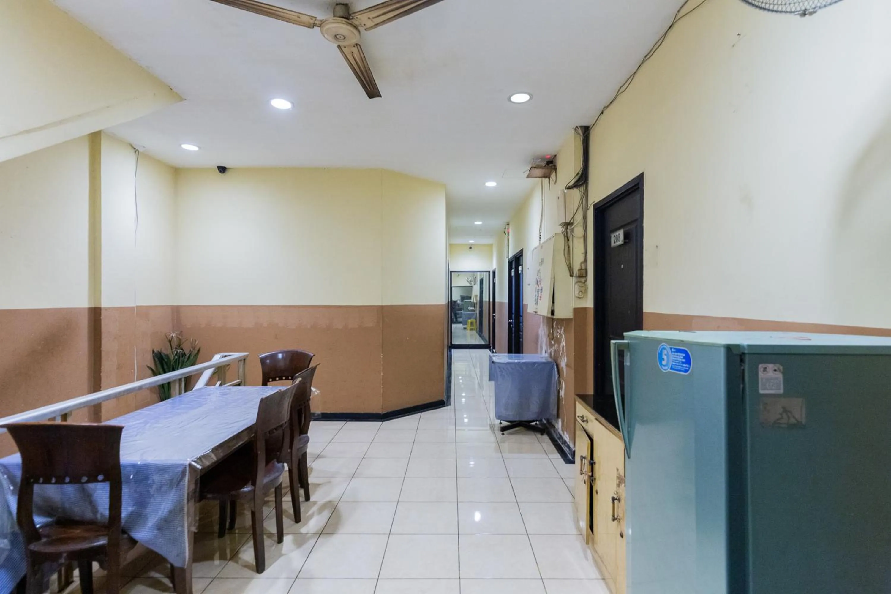 Seating area in RedDoorz at Sparkling Hotel near Stasiun Gubeng Surabaya