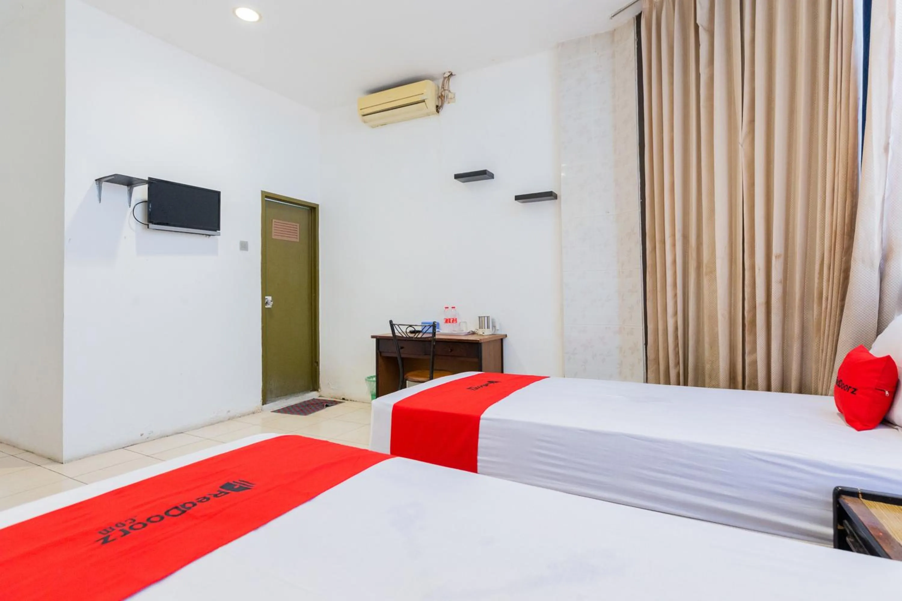 Bedroom, Bed in RedDoorz at Sparkling Hotel near Stasiun Gubeng Surabaya