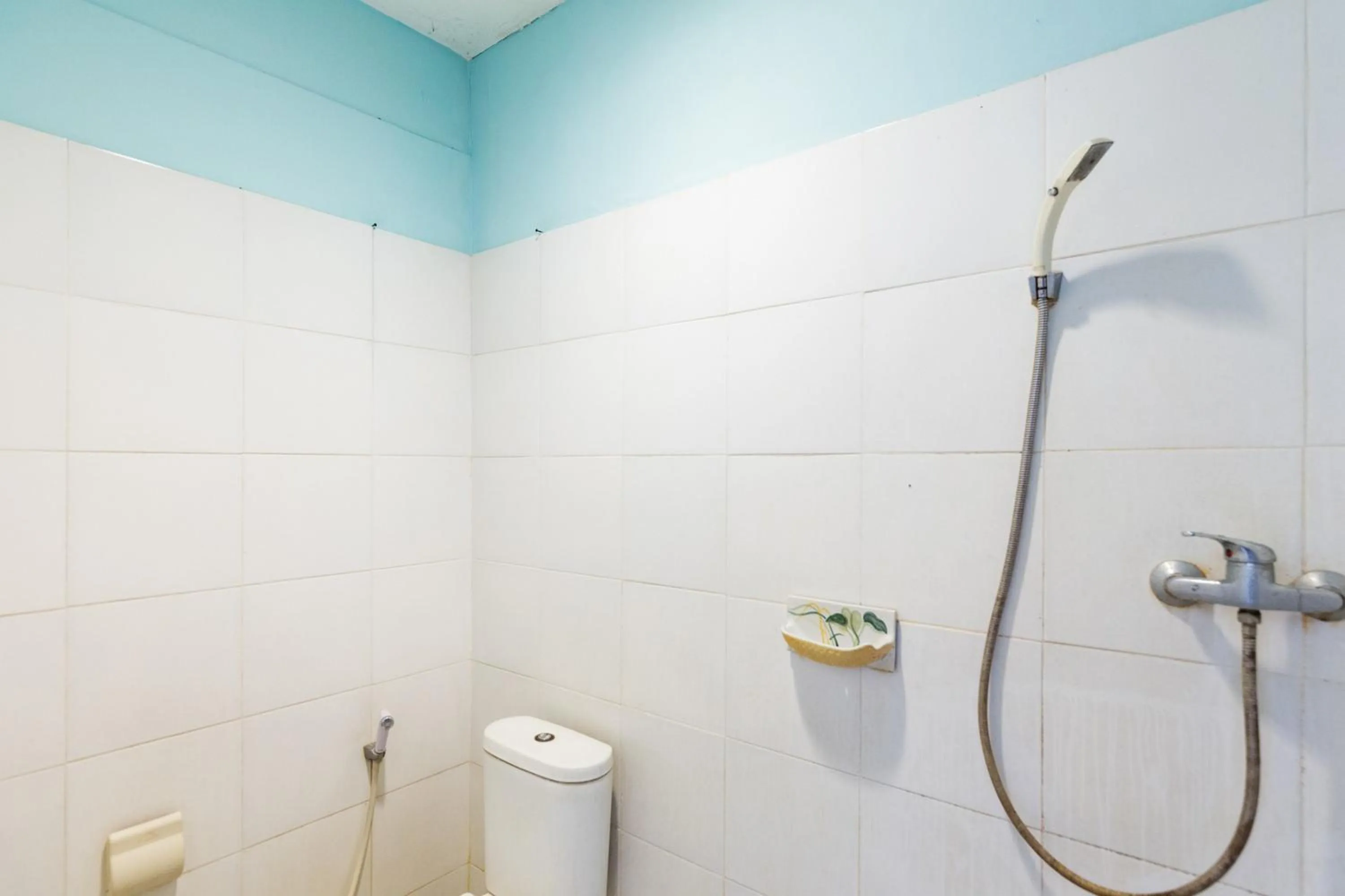 Bathroom in RedDoorz at Sparkling Hotel near Stasiun Gubeng Surabaya