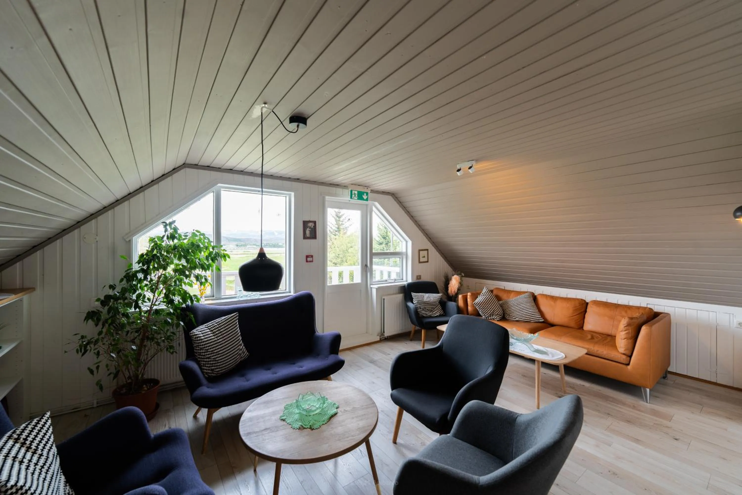 Communal lounge/ TV room in Hótel Eyvindará