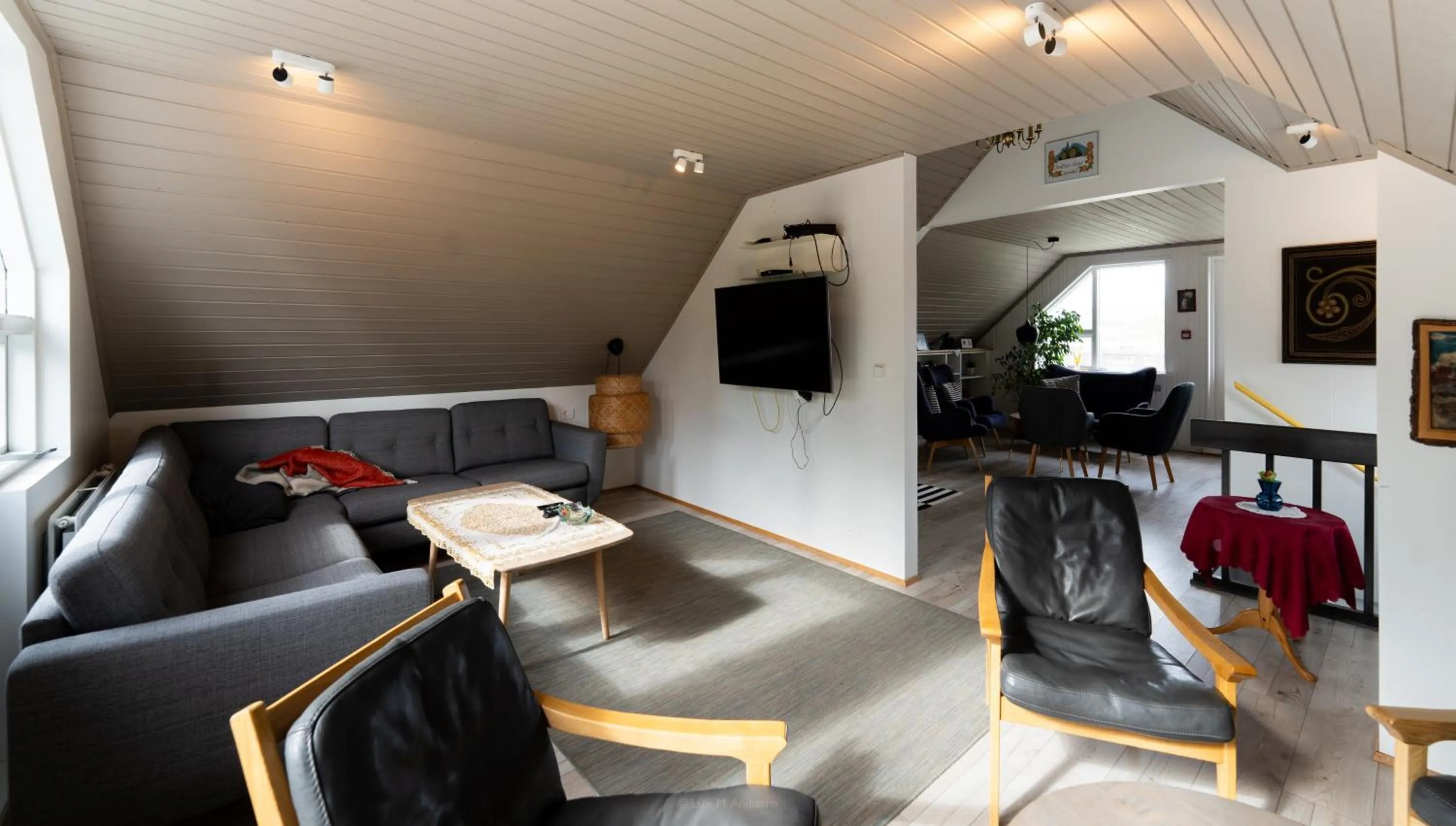 Communal lounge/ TV room in Hótel Eyvindará