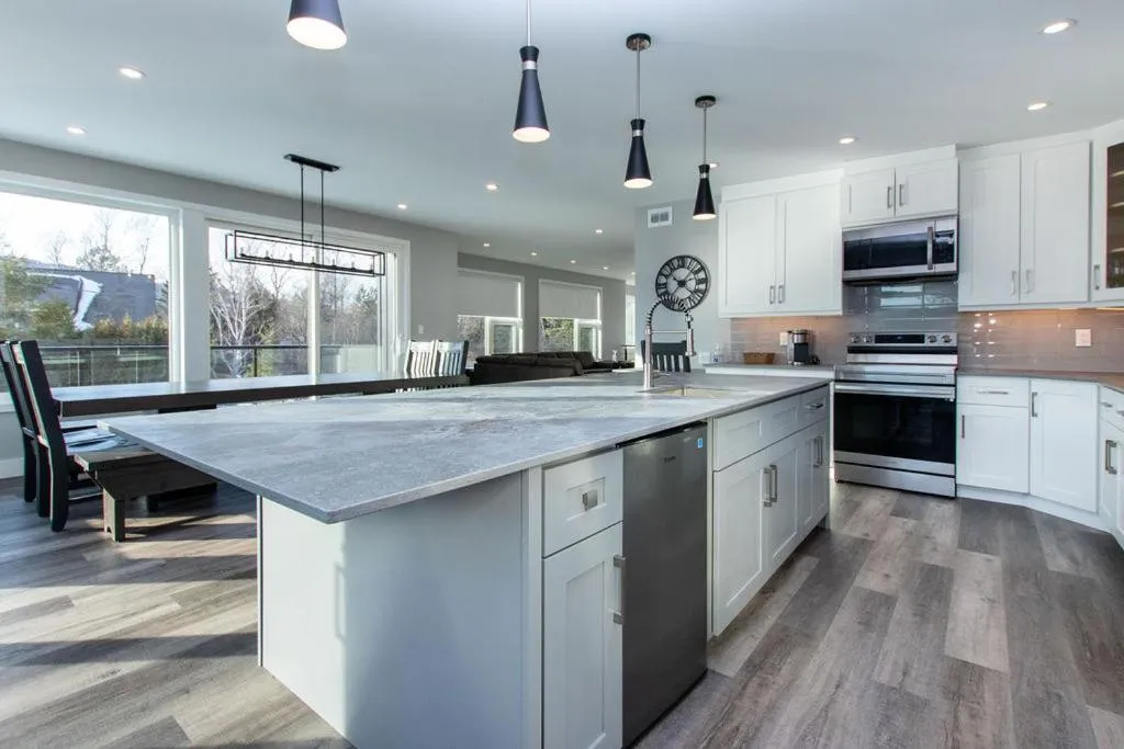 Kitchen or kitchenette in 107 Birchview Trail