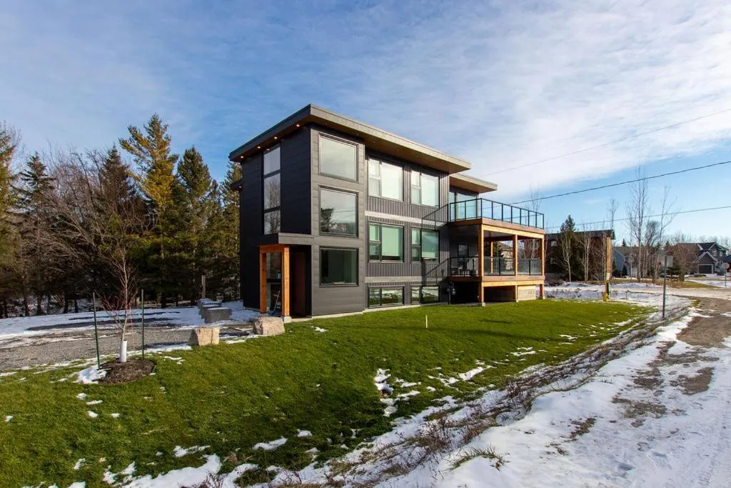 Property building in 107 Birchview Trail