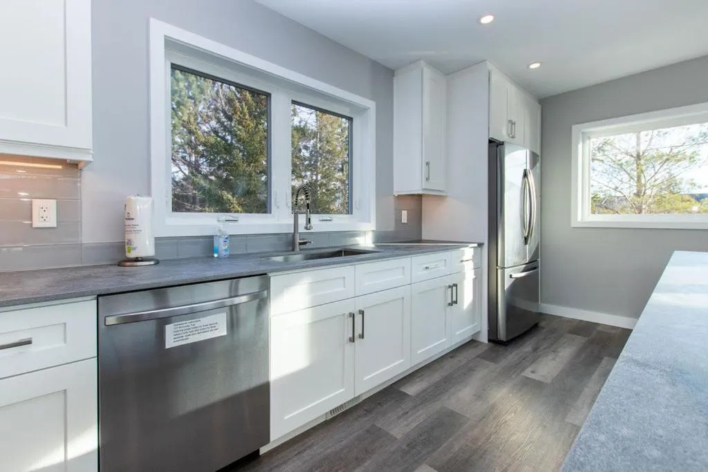 Kitchen or kitchenette in 107 Birchview Trail