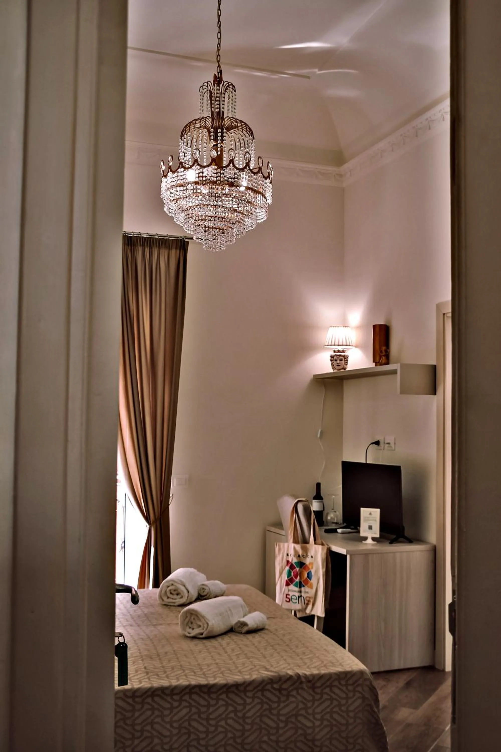 Bed in Kèramos Luxury Rooms