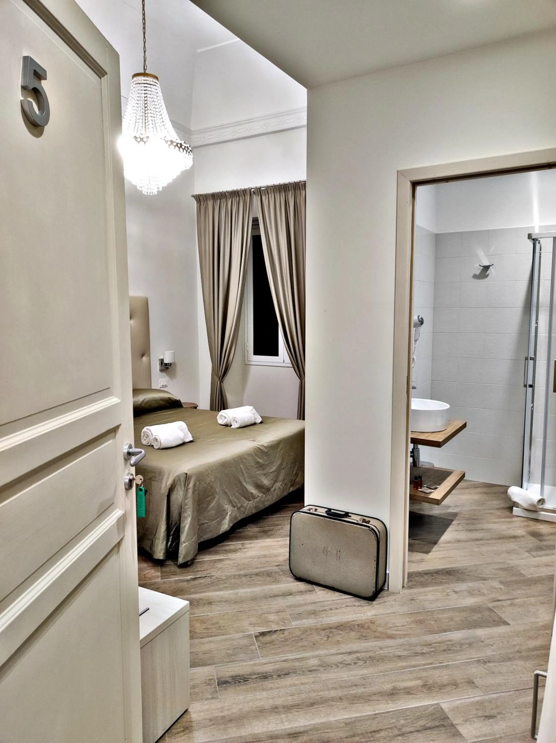 Shower, Bed in Kèramos Luxury Rooms