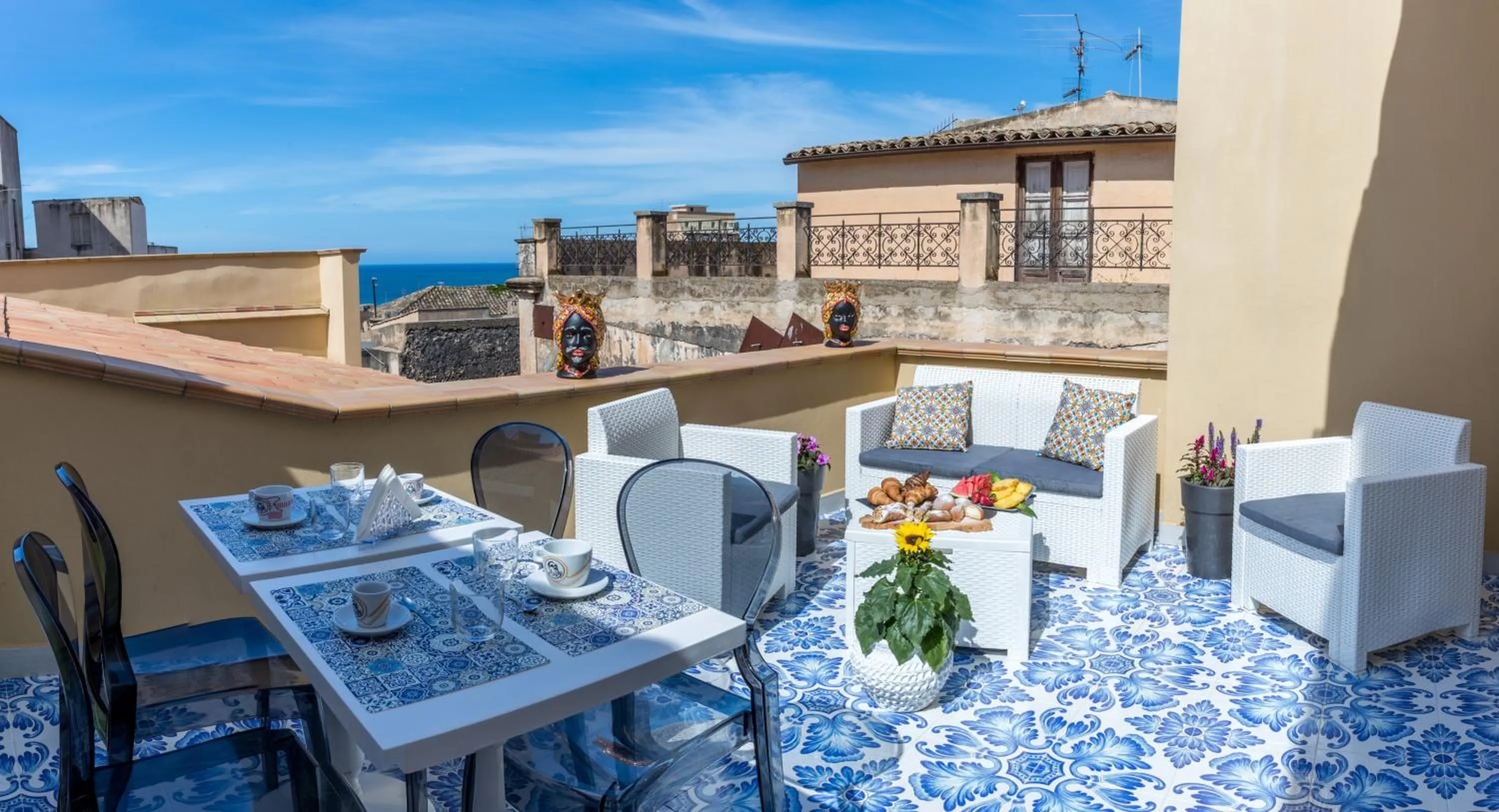 Patio in Kèramos Luxury Rooms