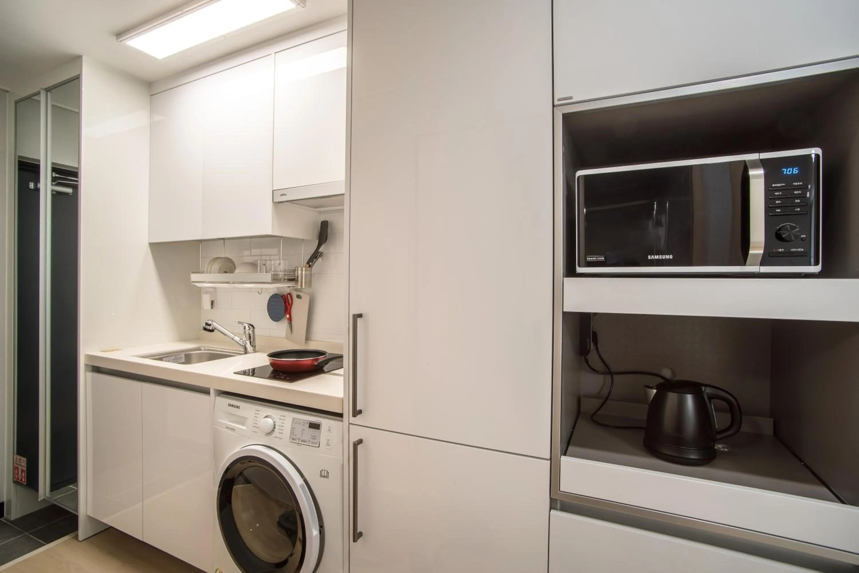 Kitchen or kitchenette in Jeju Central Park Residence