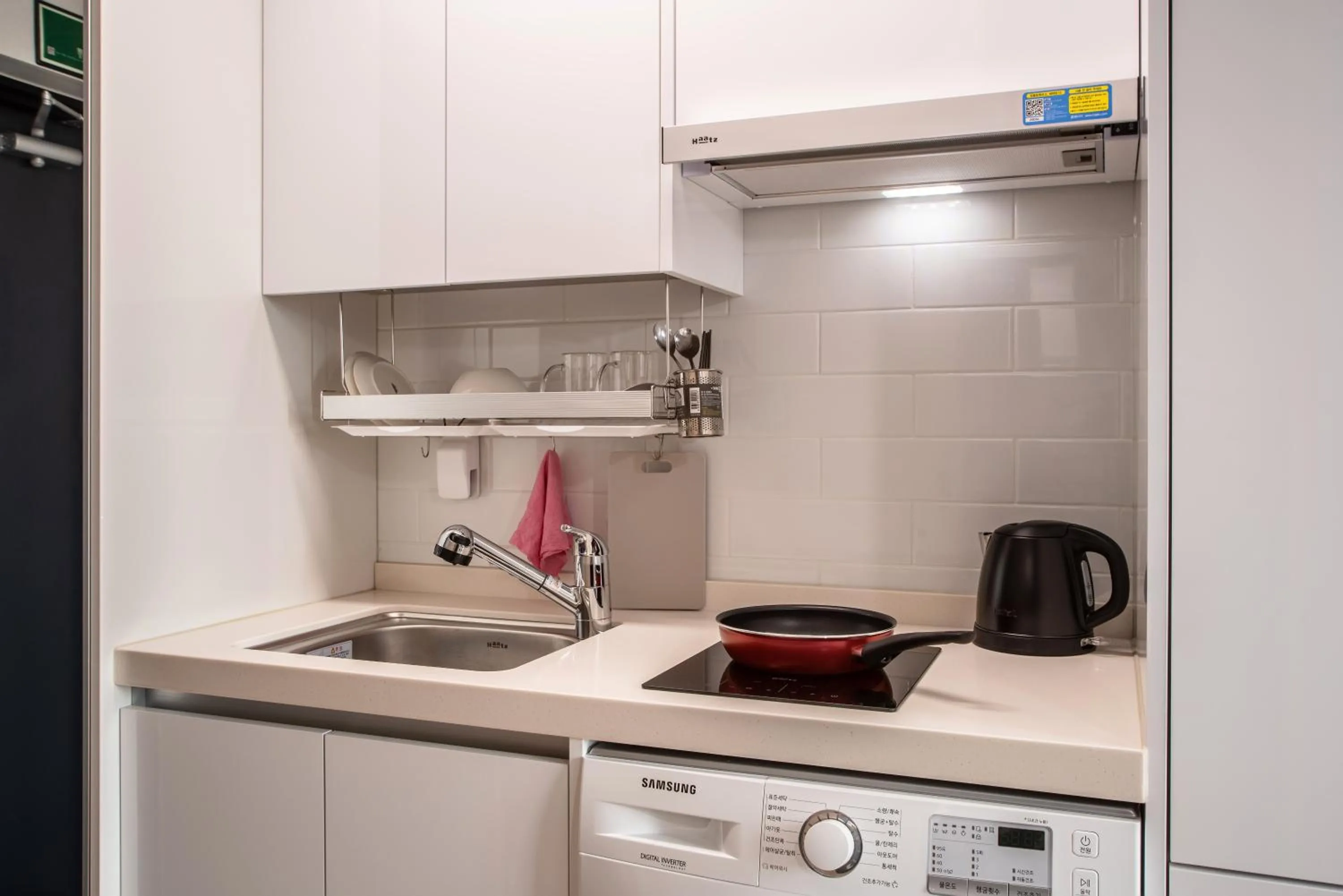 Kitchen or kitchenette in Jeju Central Park Residence