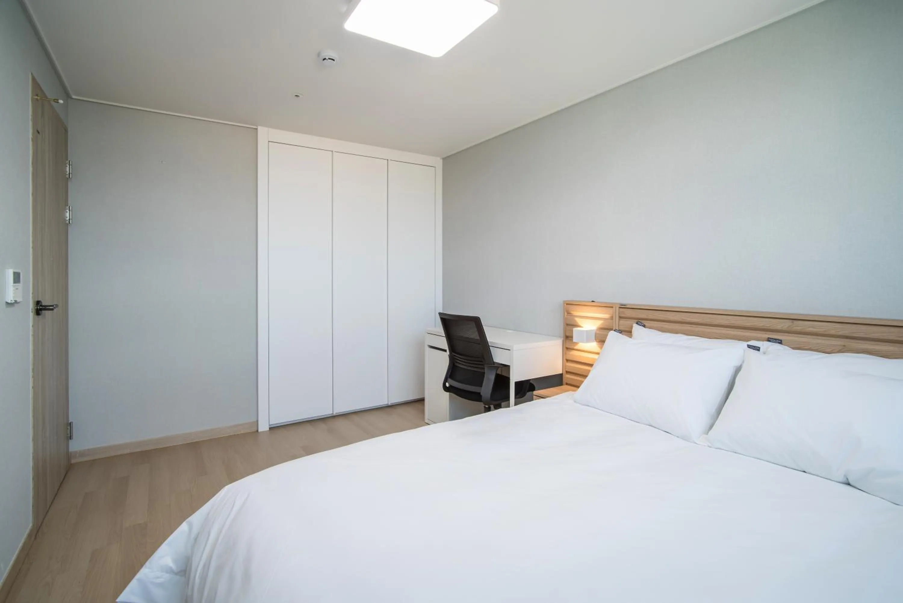 Seating area, Bed in Jeju Central Park Residence