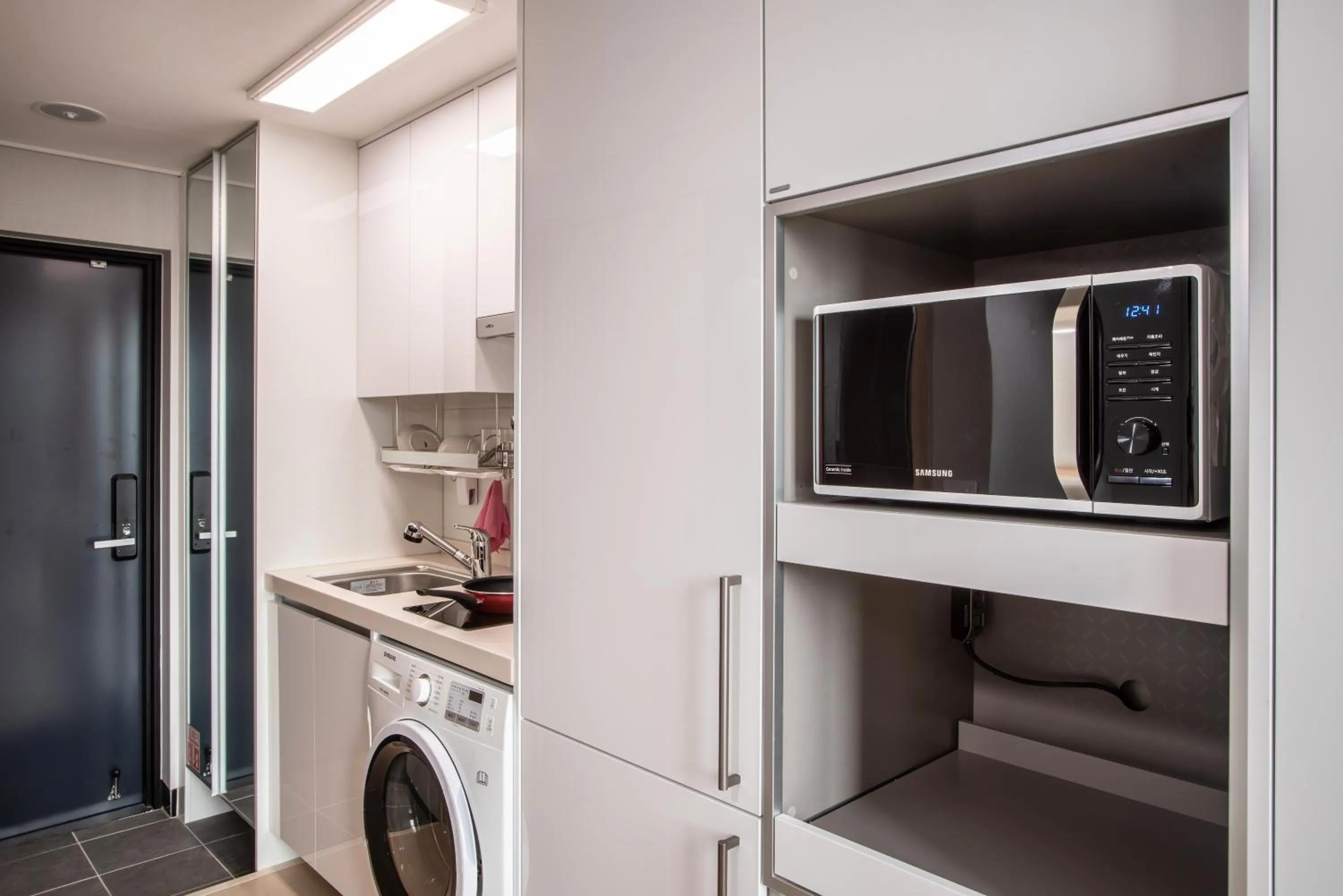 Kitchen or kitchenette in Jeju Central Park Residence