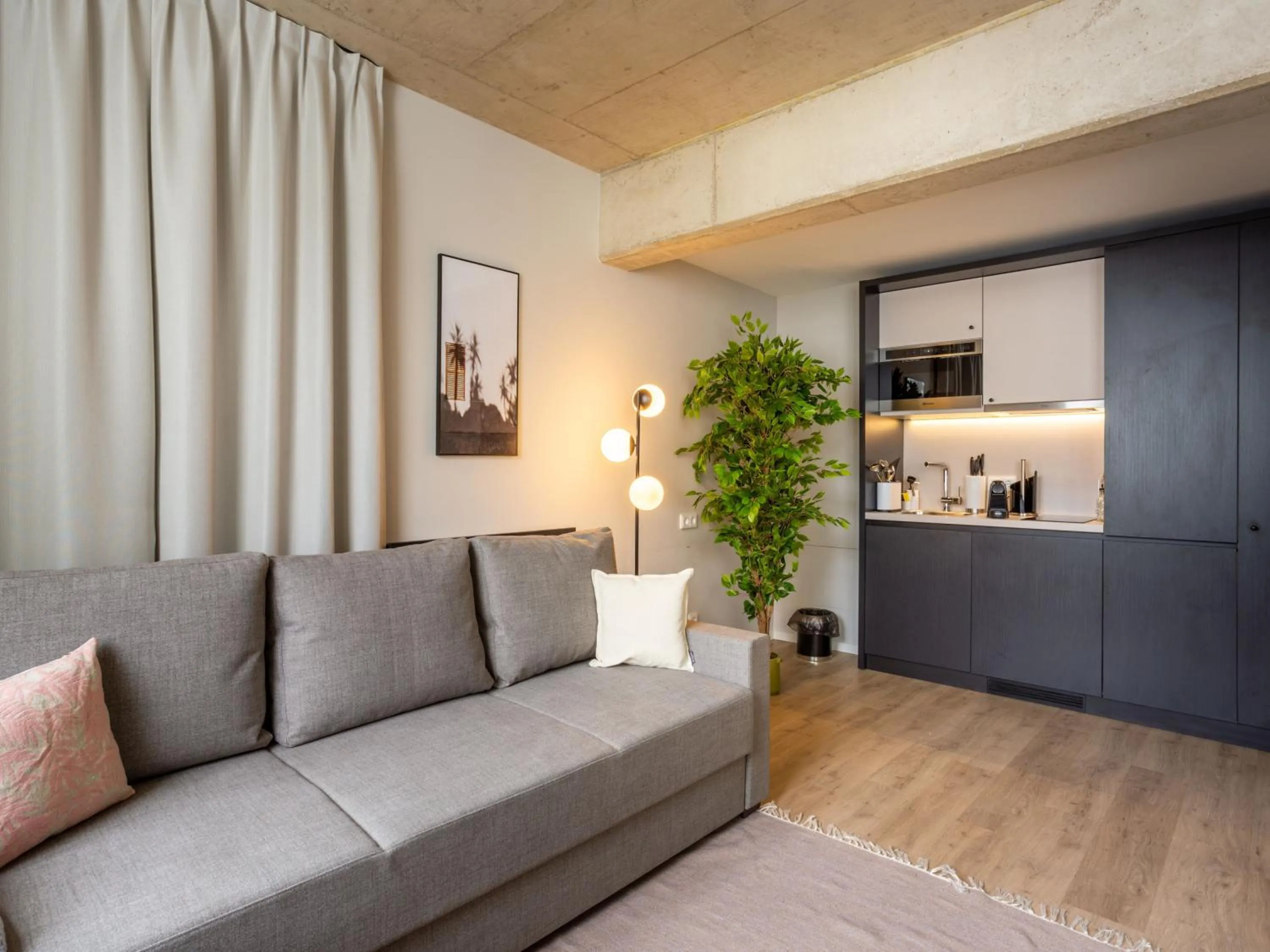 Kitchen or kitchenette in Limehome Düsseldorf Stresemannstraße - Digital Access