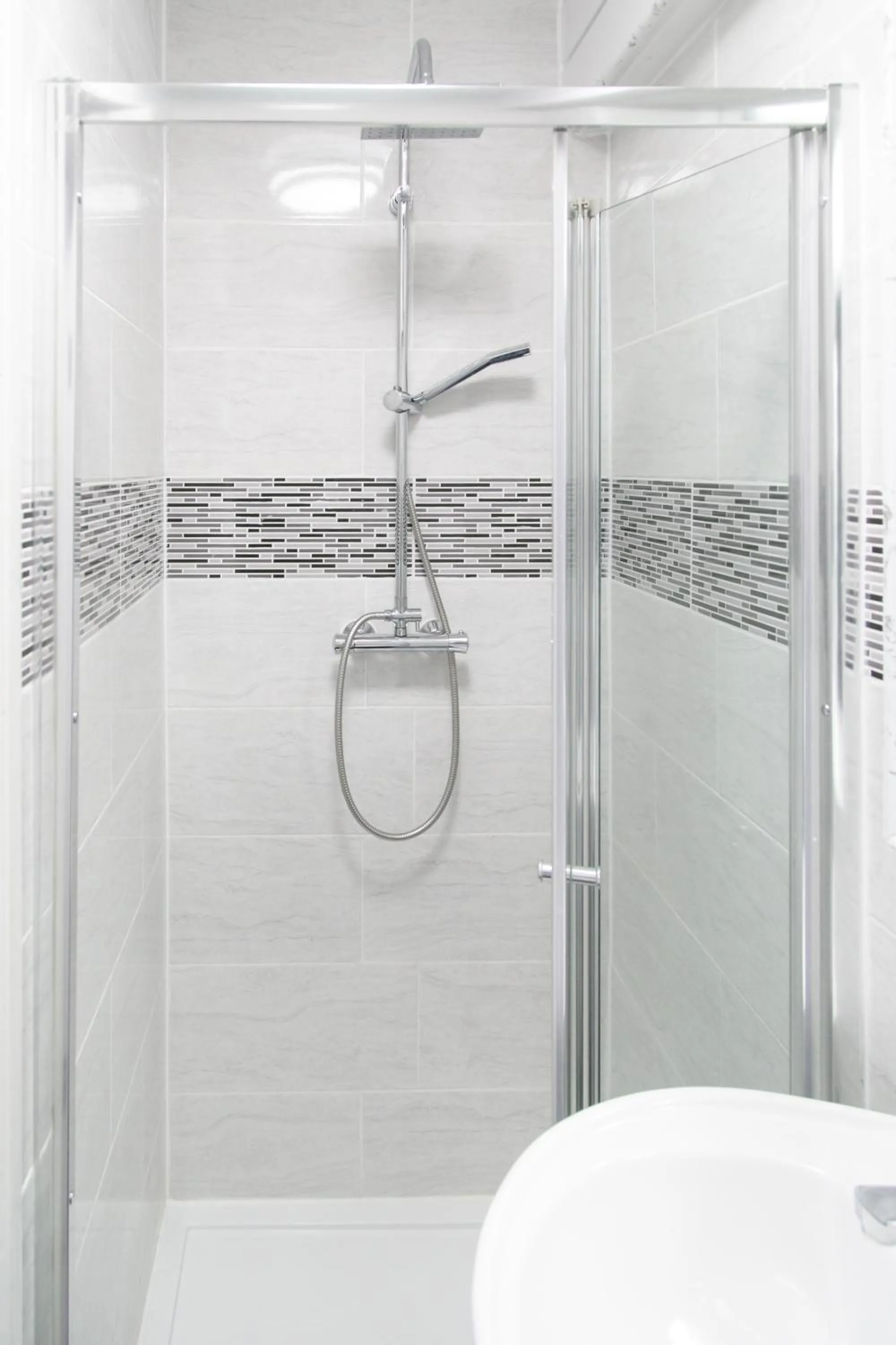 Shower in Hills View Apartments