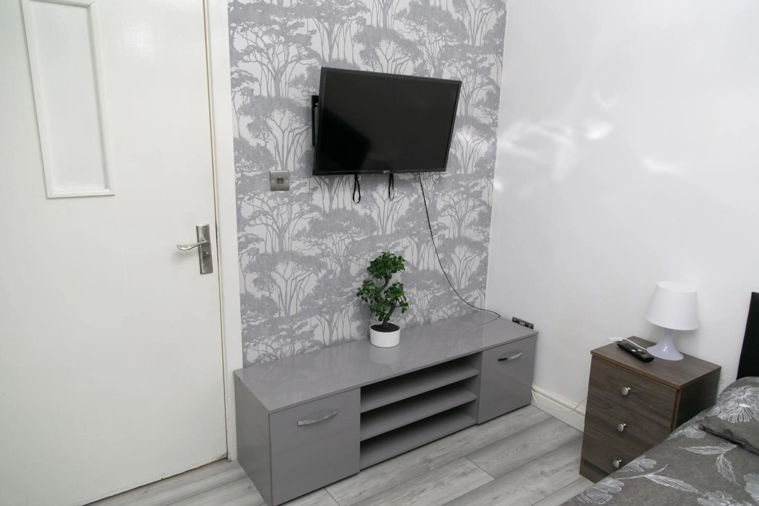 Communal lounge/ TV room in Hills View Apartments