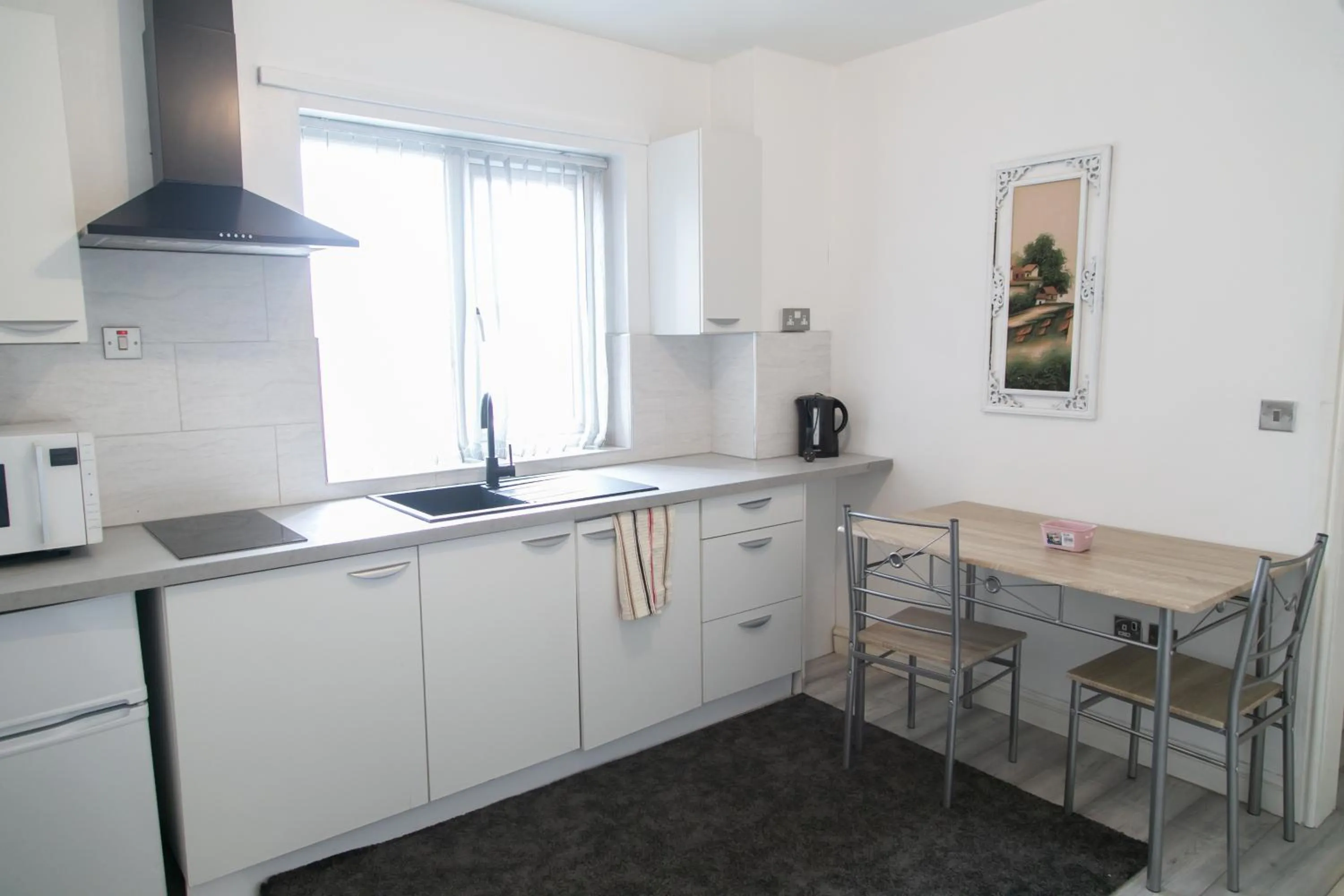 Kitchen or kitchenette in Hills View Apartments