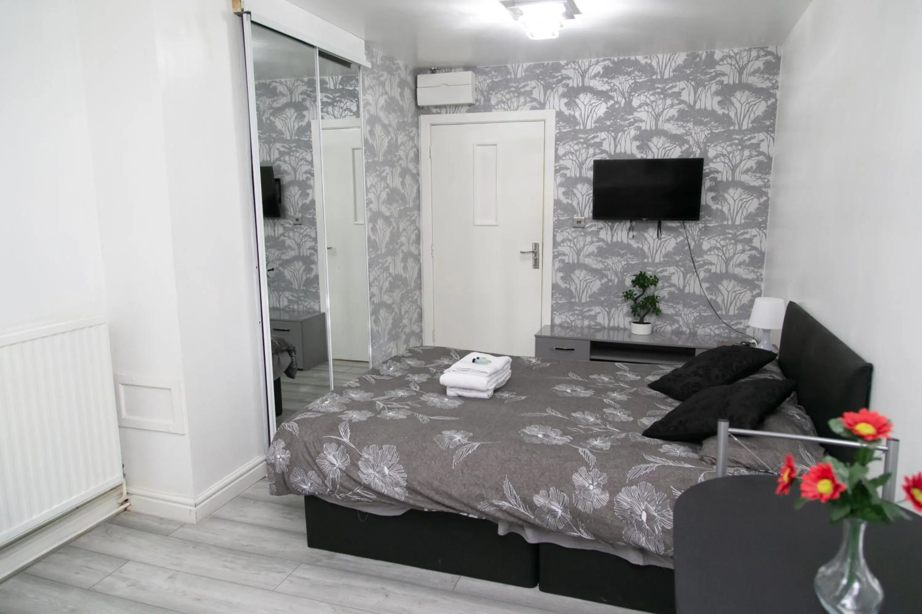 TV and multimedia, Bed in Hills View Apartments