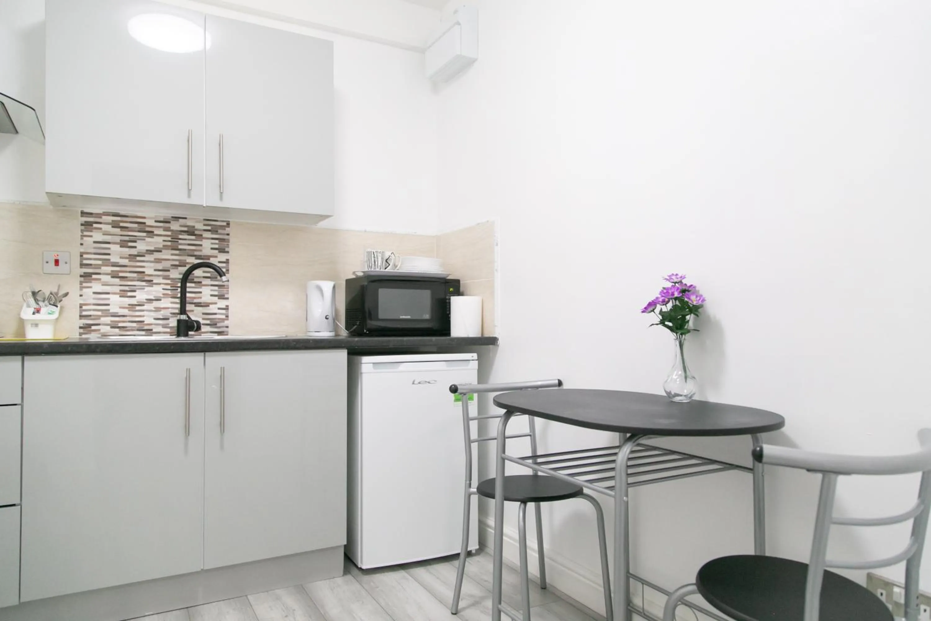 Kitchen or kitchenette in Hills View Apartments