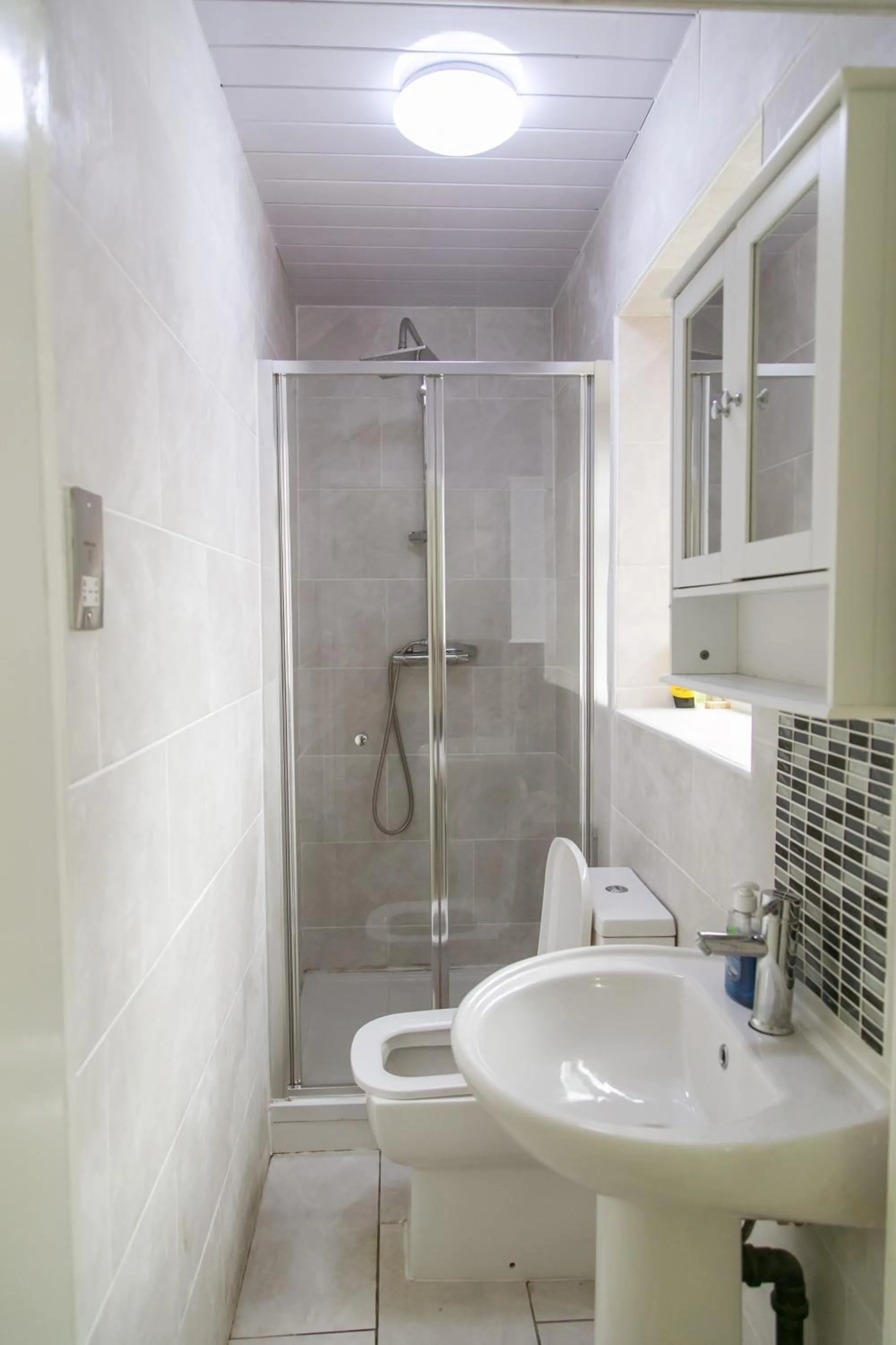 Shower in Hills View Apartments