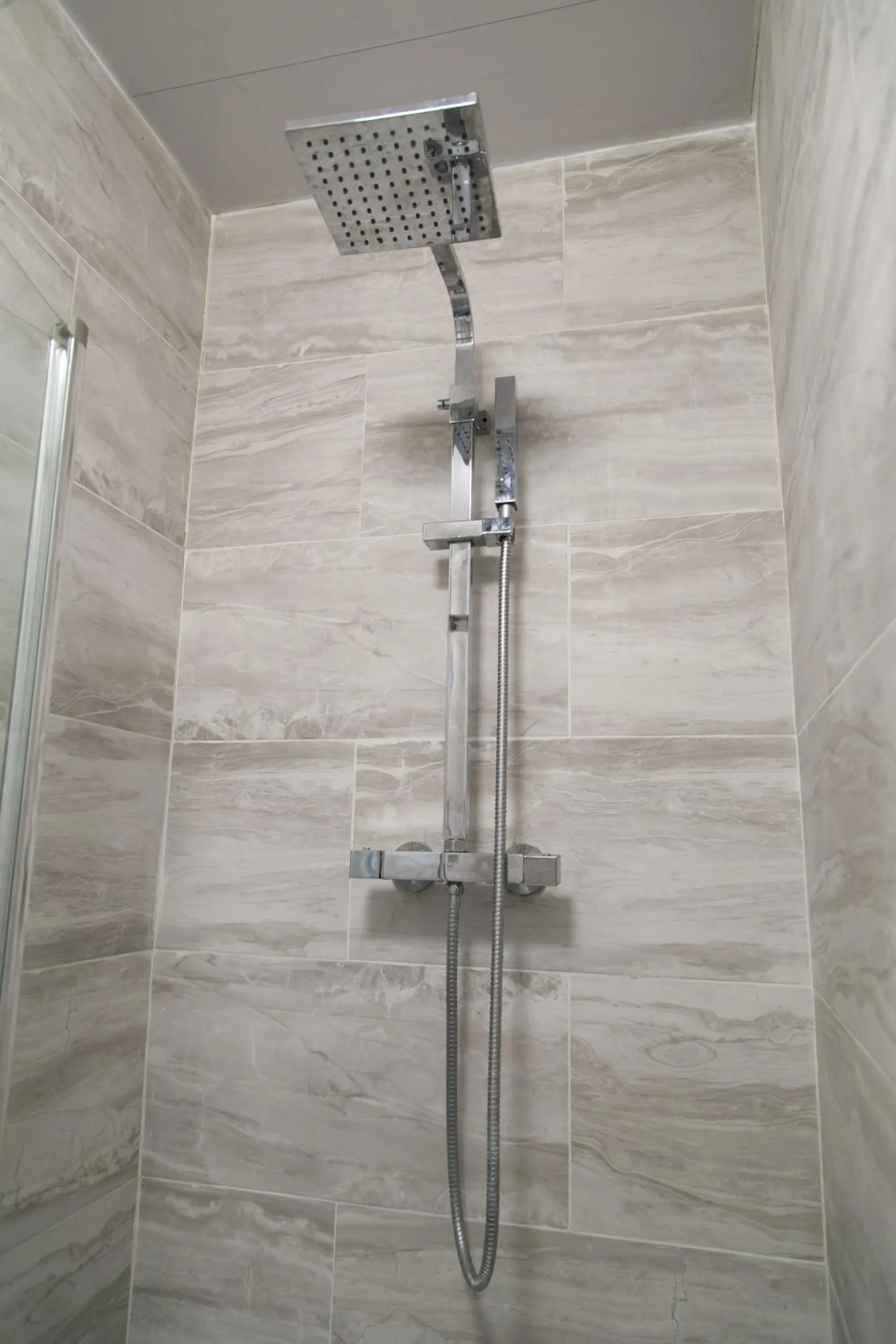 Shower in Hills View Apartments