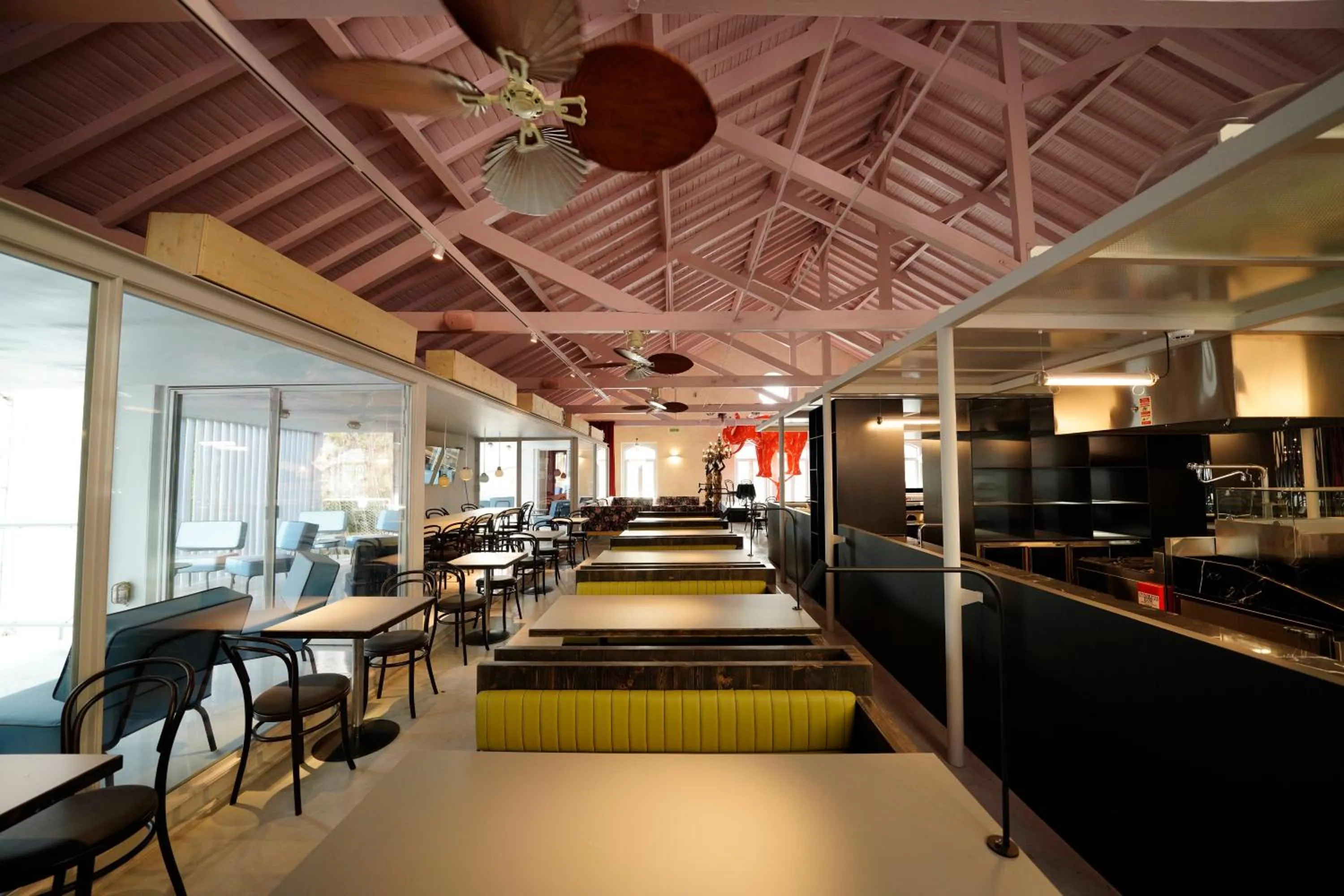 Restaurant/places to eat in Zero Box Lodge Coimbra