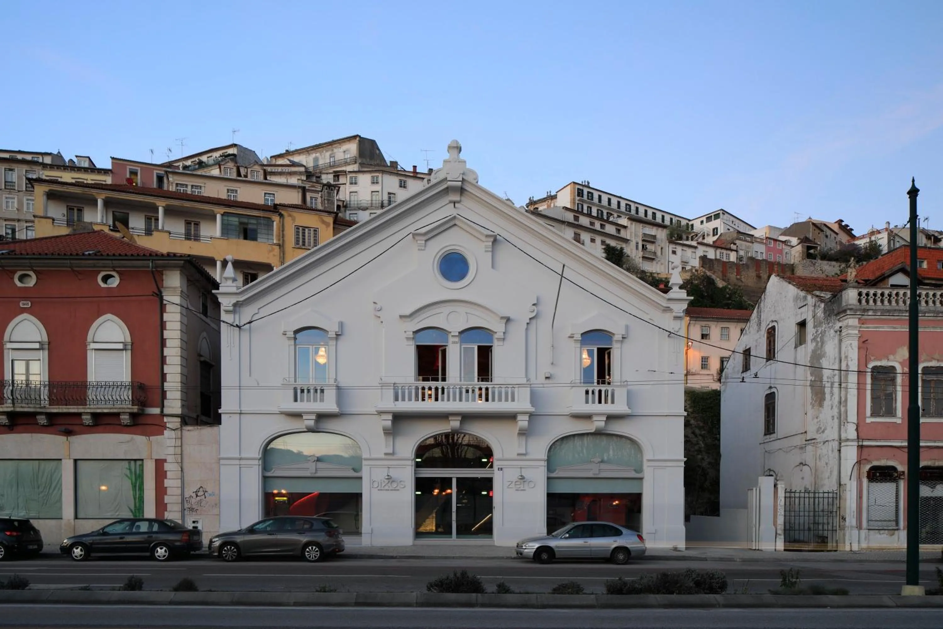 Property building in Zero Box Lodge Coimbra