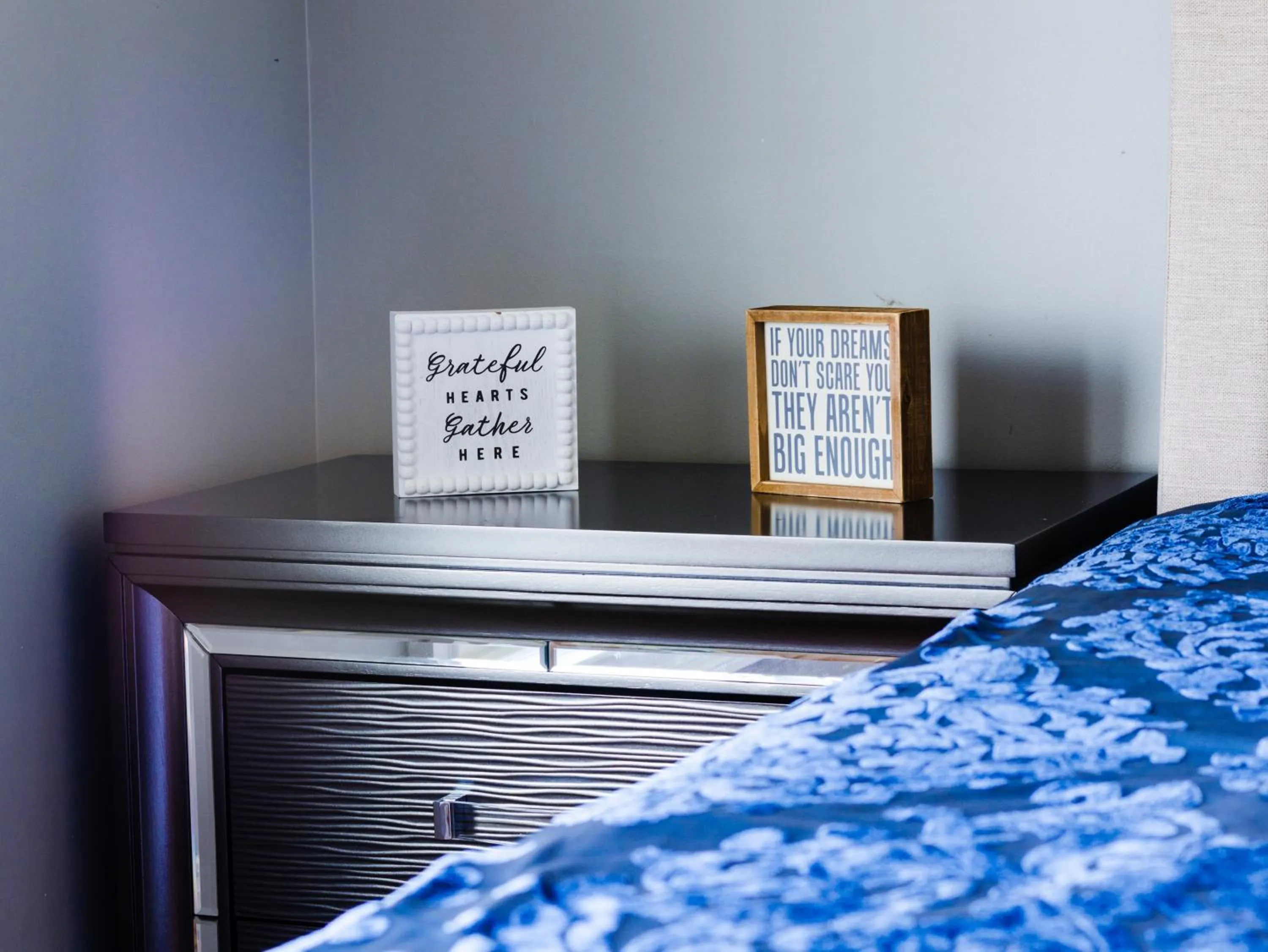 Bed in The Grand Gorge Villa-With Private Yard & Parking, Minutes From Falls & Casino by Niagara Hospitaliy