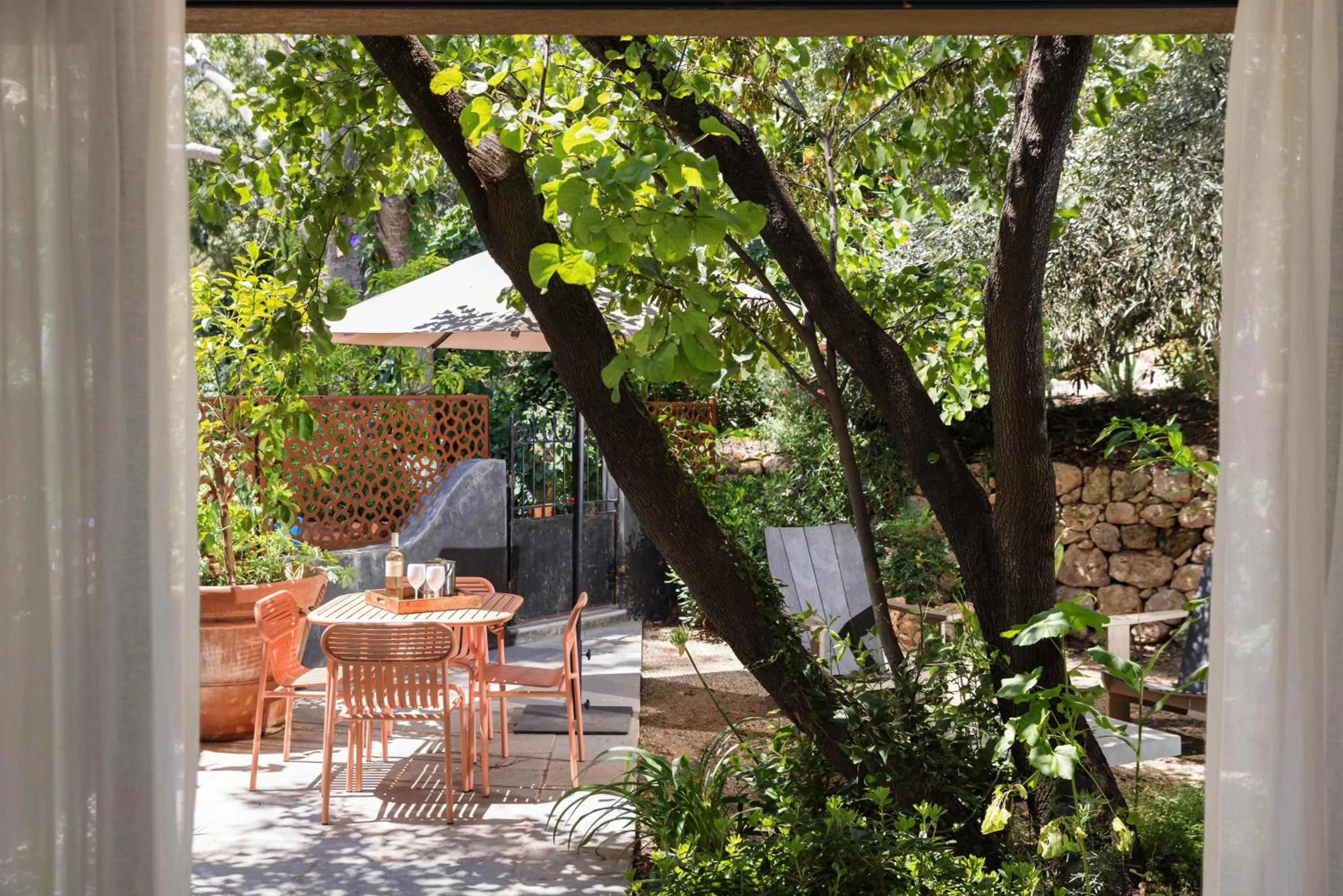 Garden view in LOU CALEN