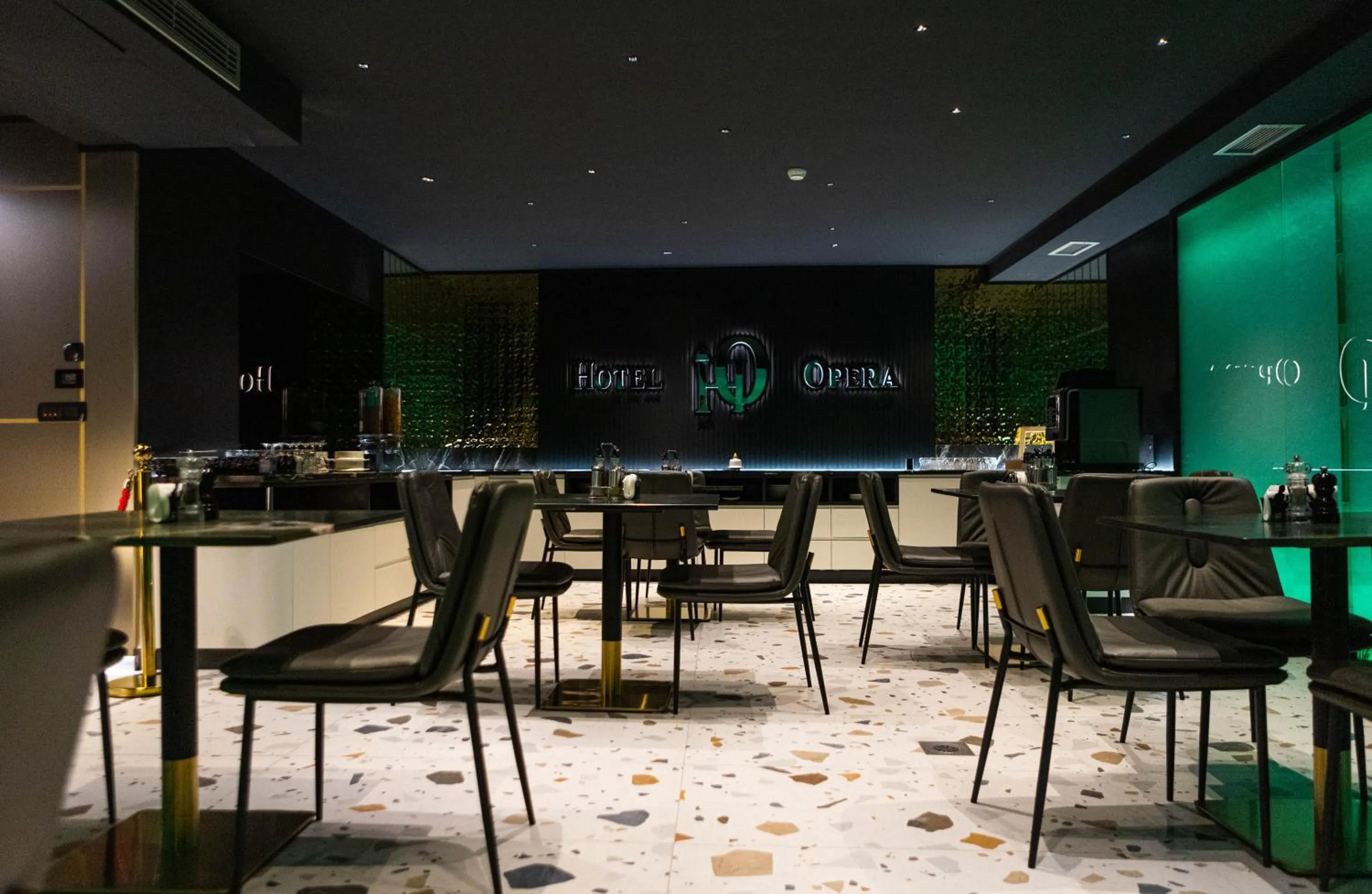 Restaurant/places to eat in Hotel Opera