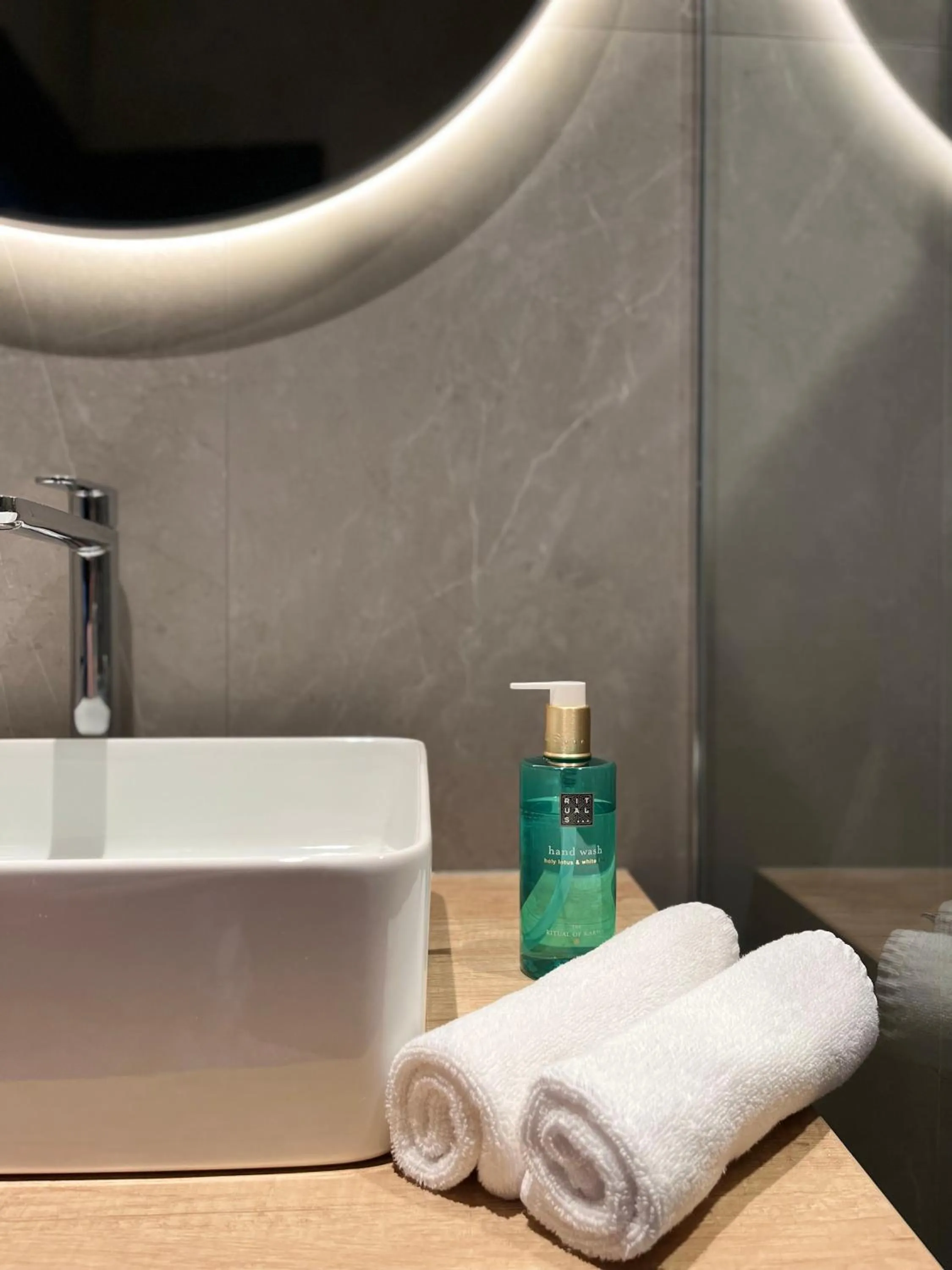 Toilet in Boutique ROOMs 76