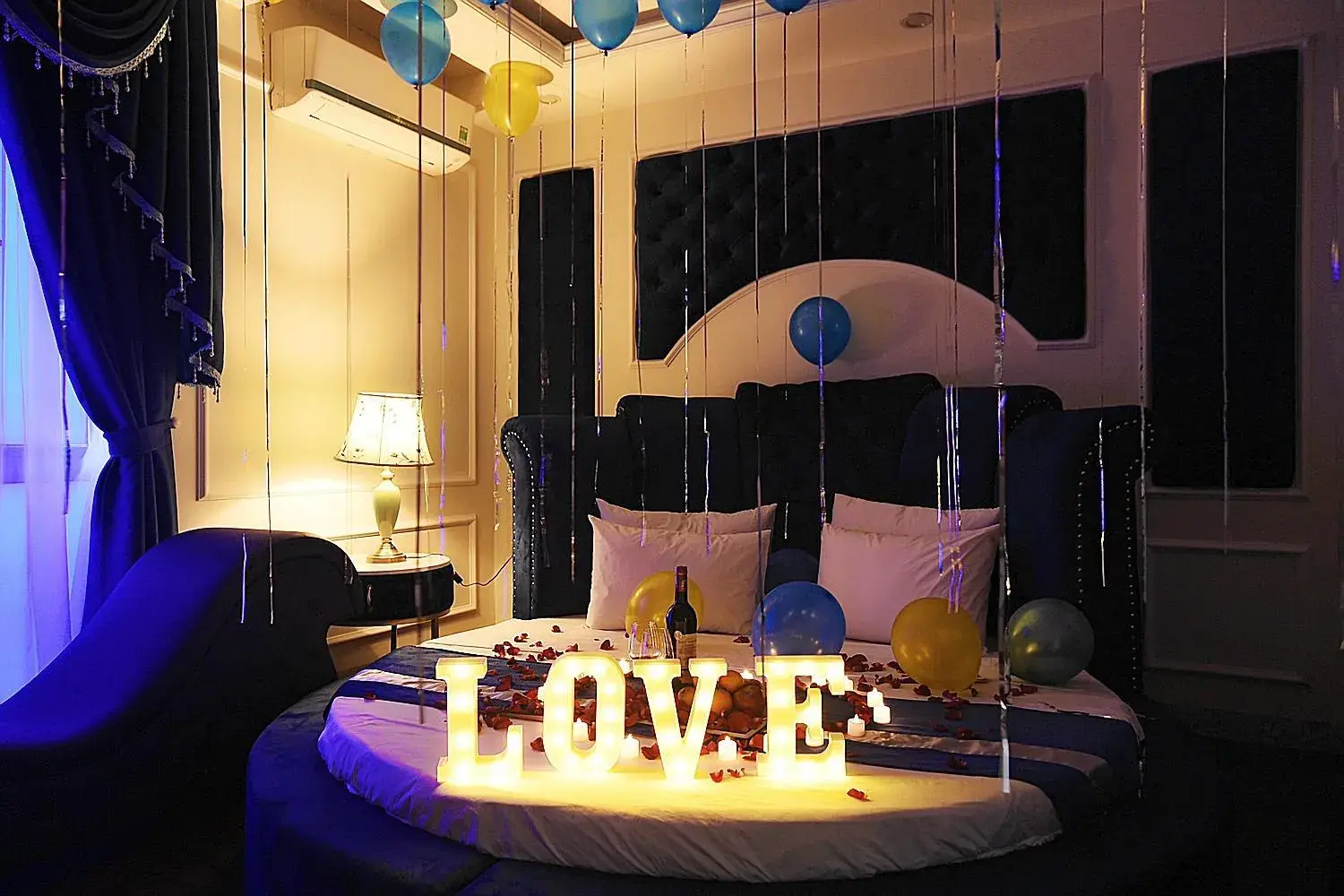 Deluxe King Suite in Hotel Royal II Deluxe King Suite in Hotel Royal II